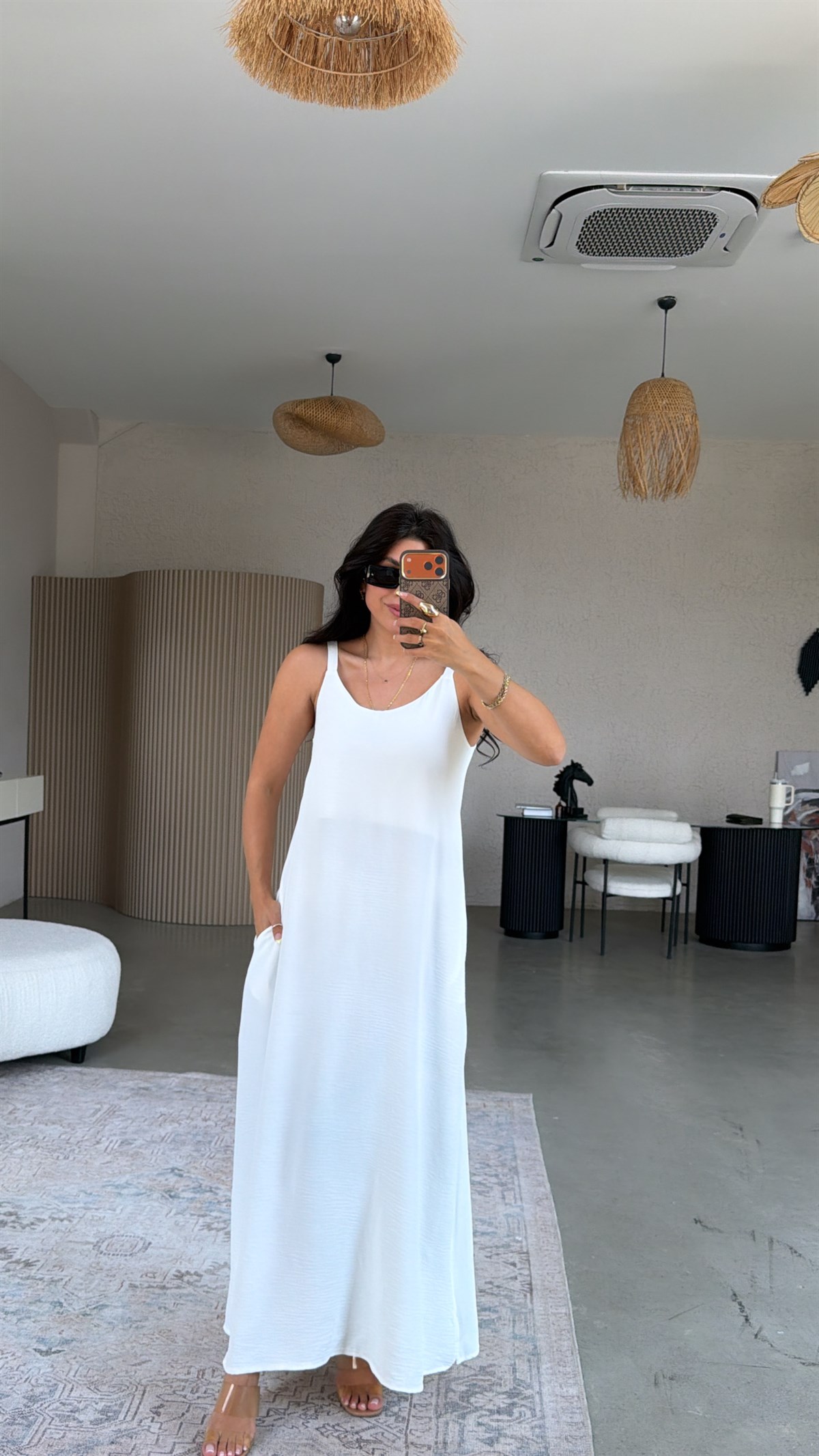 Beyaz Askılı Yırtmaçlı Maxi Dökümlü Elbise