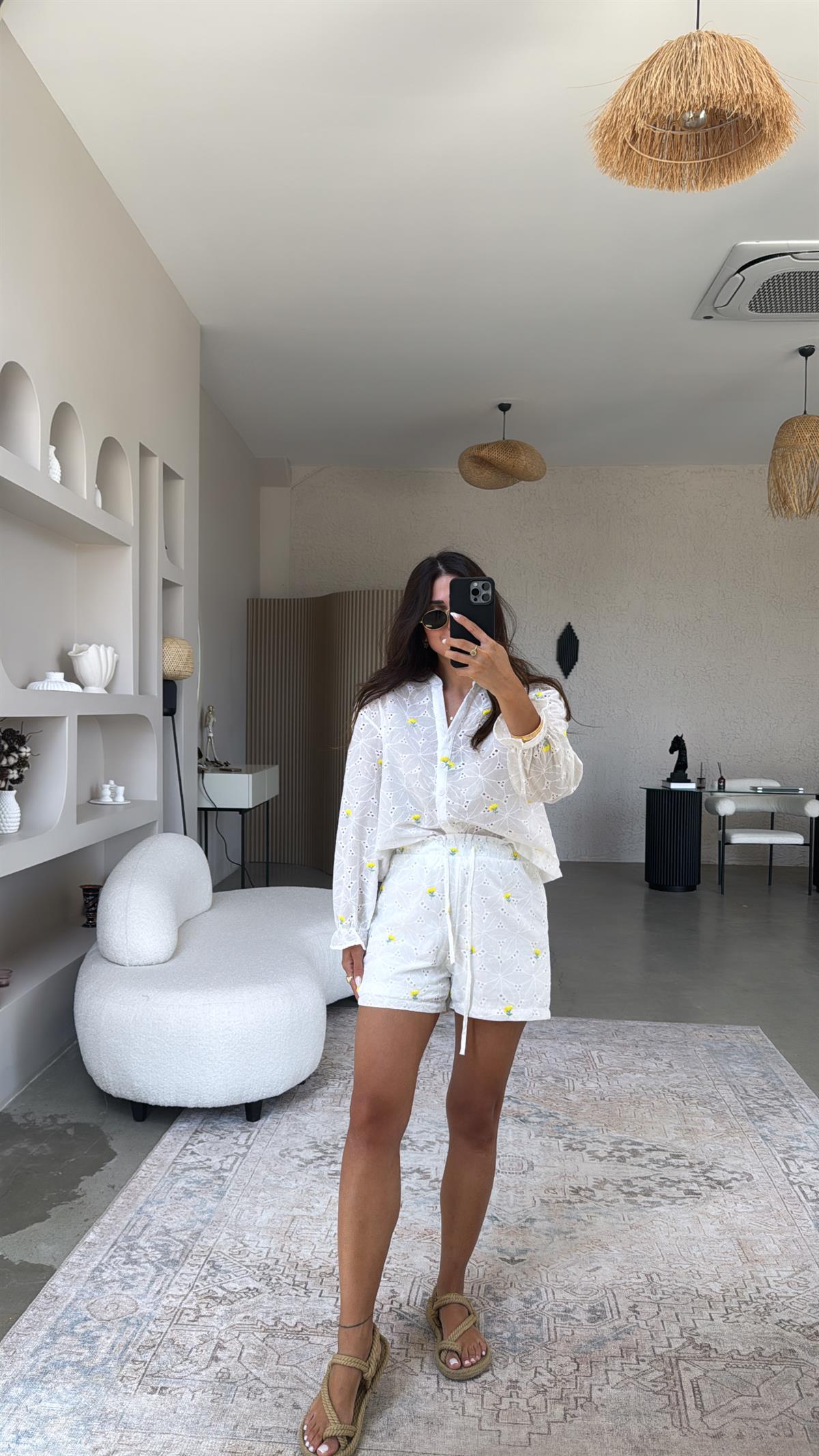 Beyaz Çiçek Nakışlı Şortlu Fisto Takım