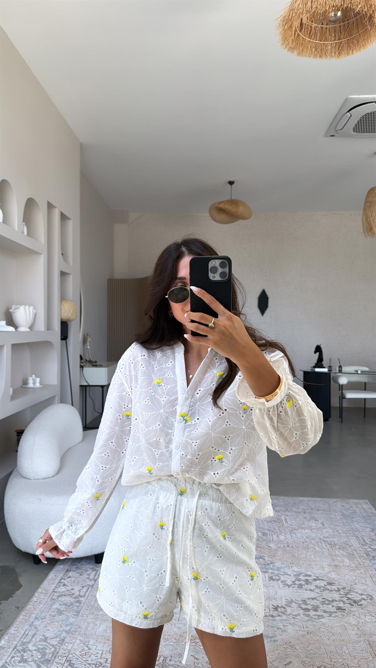 Beyaz Çiçek Nakışlı Şortlu Fisto Takım