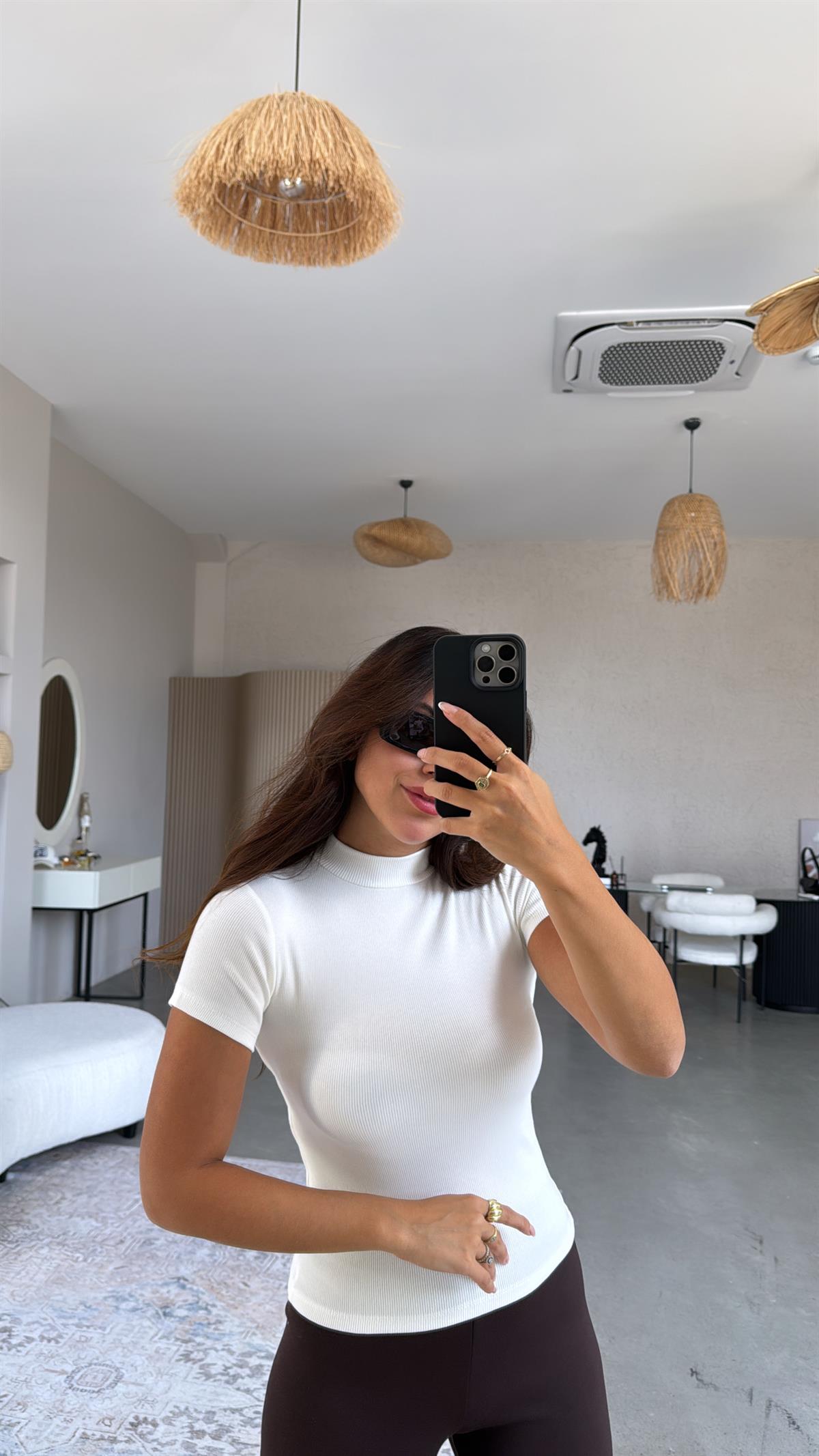 Beyaz Dik Yaka Kısa Kol Body