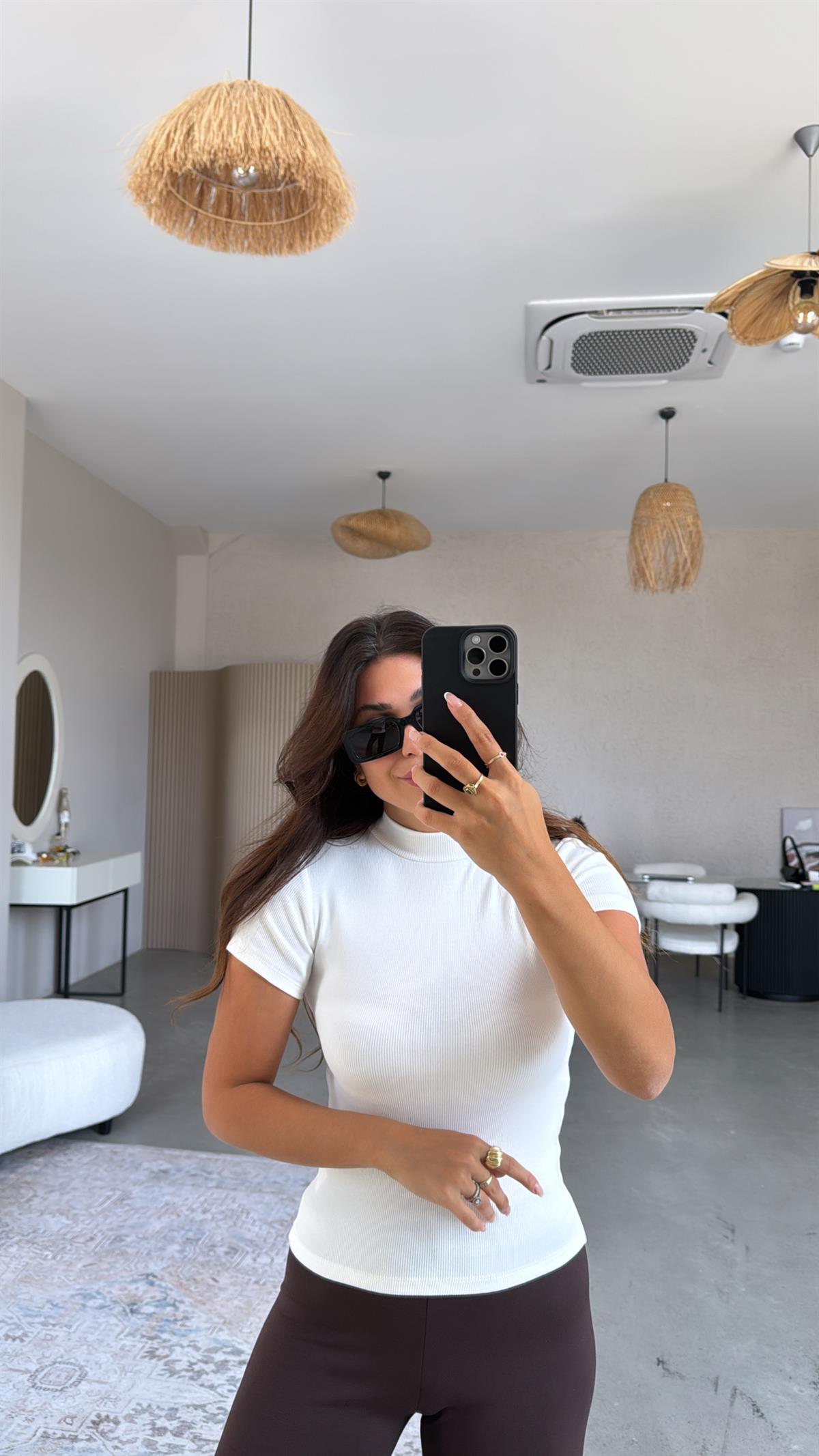 Beyaz Dik Yaka Kısa Kol Body