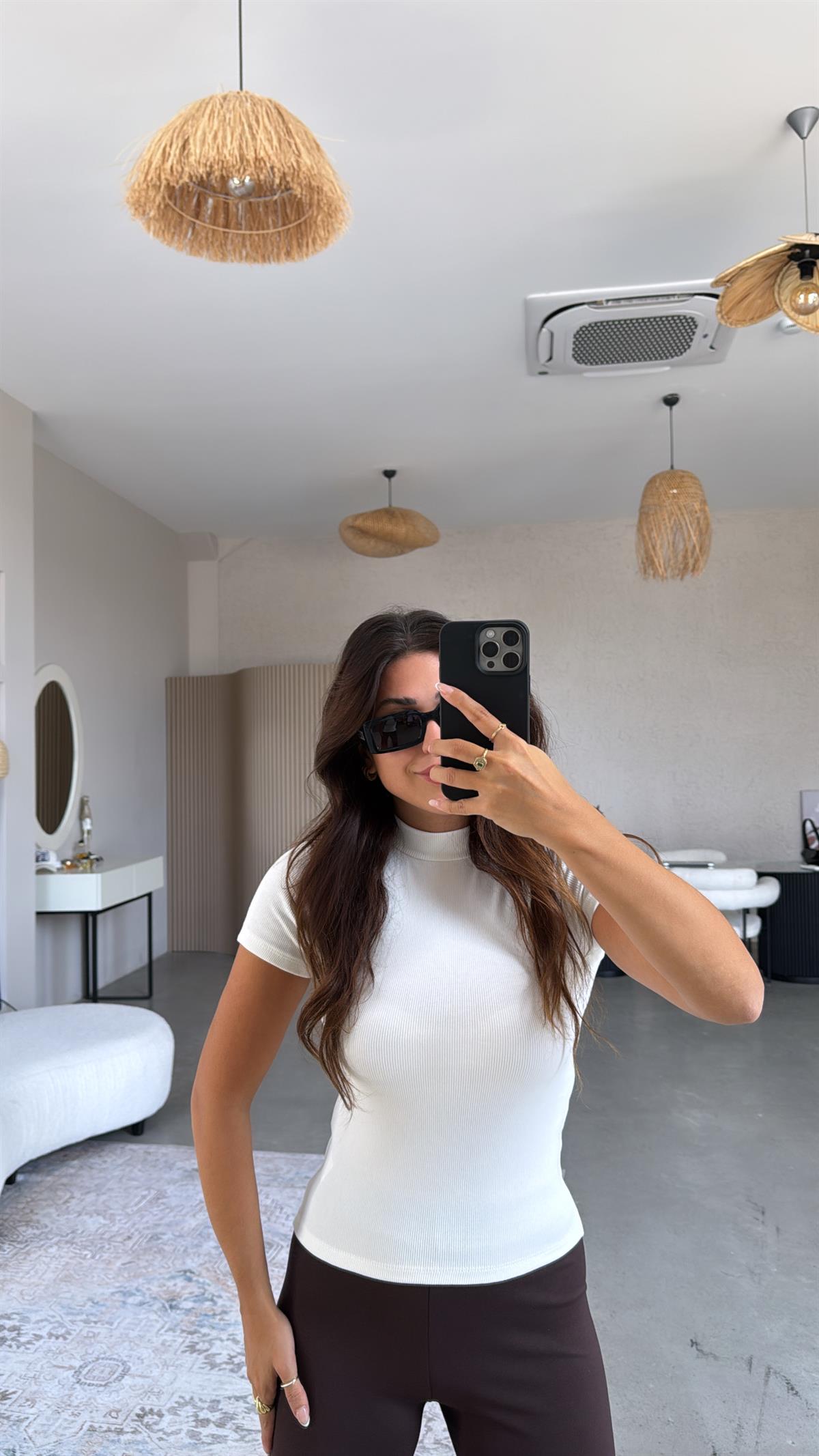 Beyaz Dik Yaka Kısa Kol Body