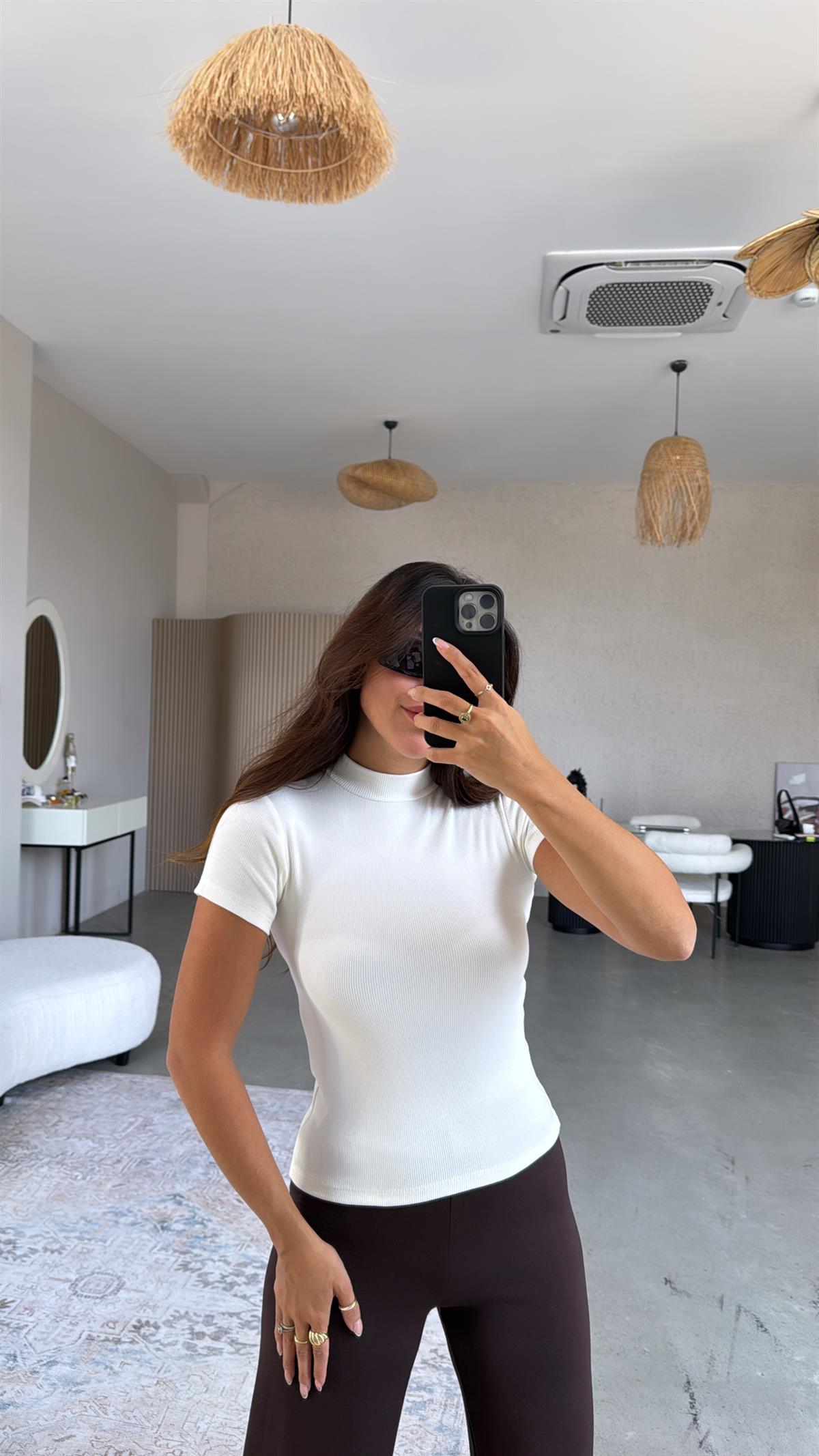 Beyaz Dik Yaka Kısa Kol Body