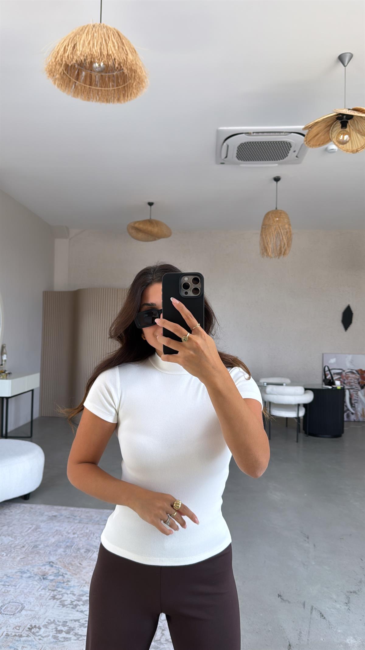 Beyaz Dik Yaka Kısa Kol Body