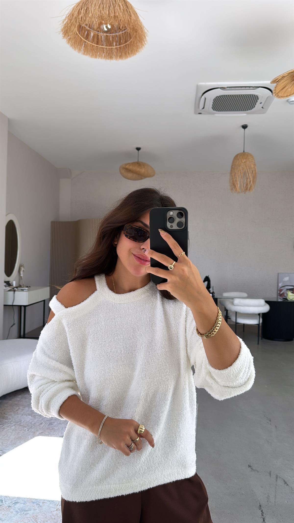 Beyaz Dokulu Omuz Detaylı Triko