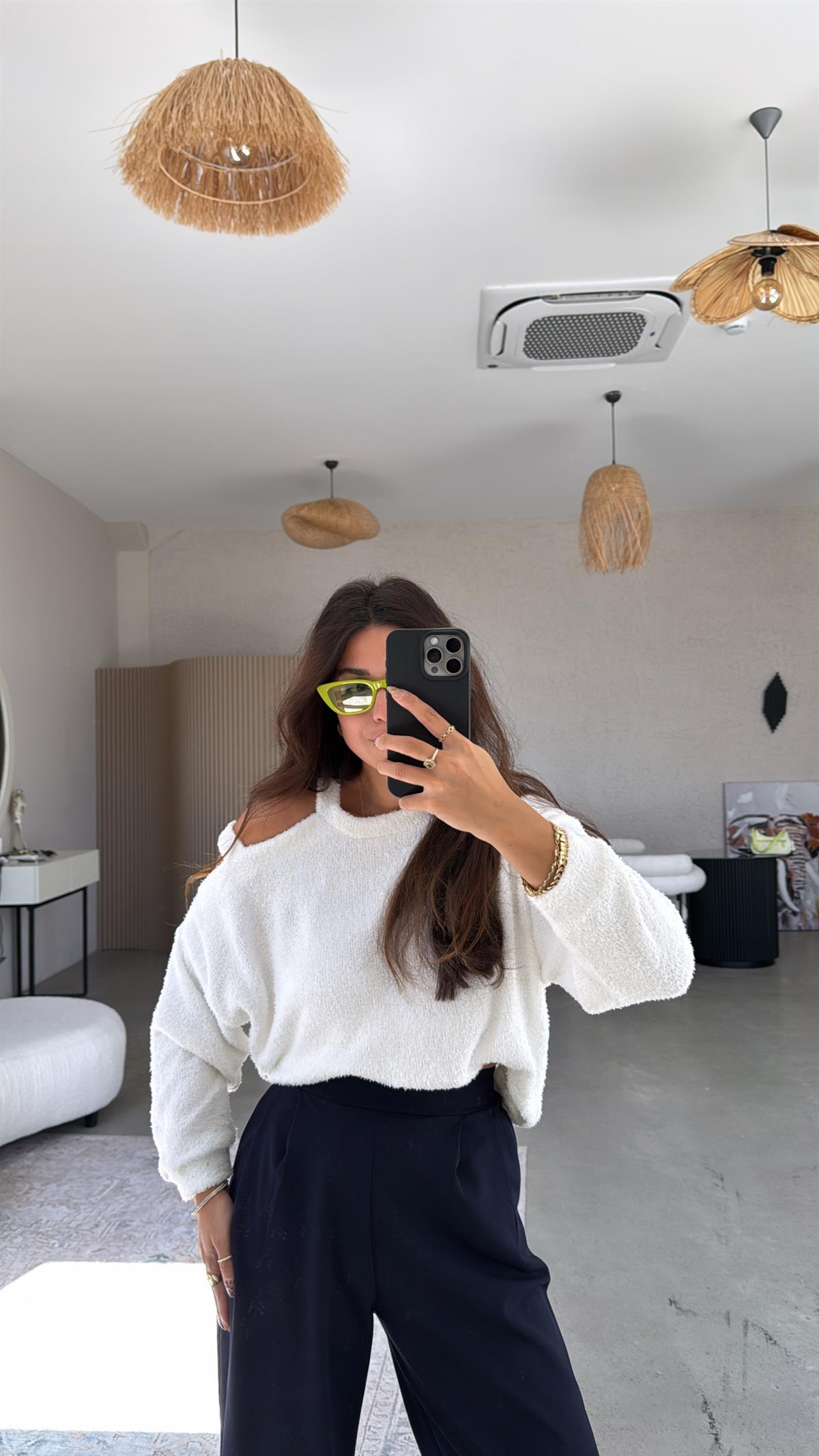 Beyaz Dokulu Omuz Detaylı Triko