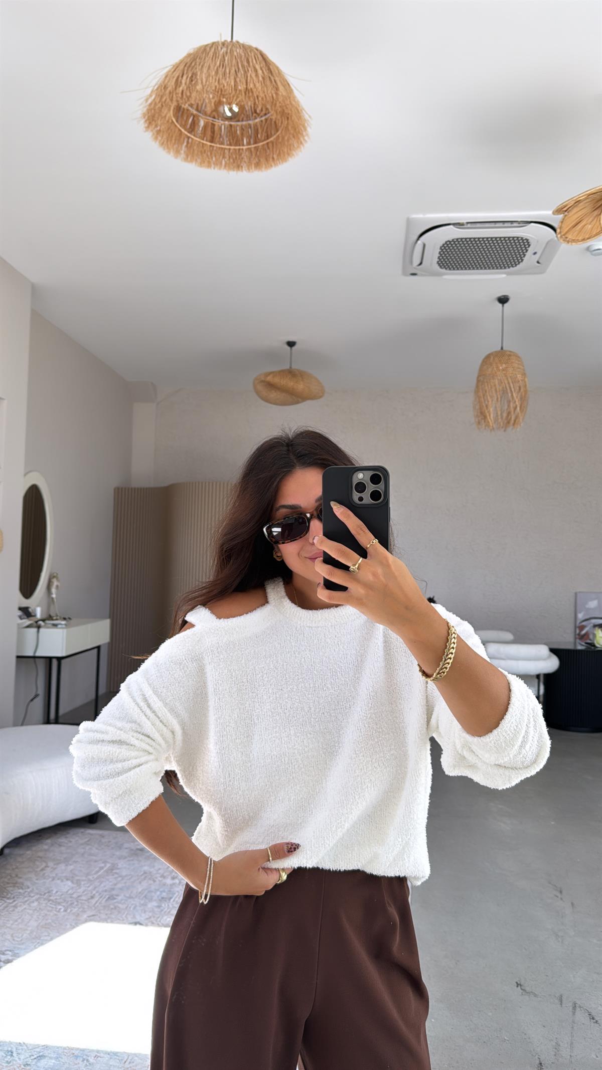 Beyaz Dokulu Omuz Detaylı Triko