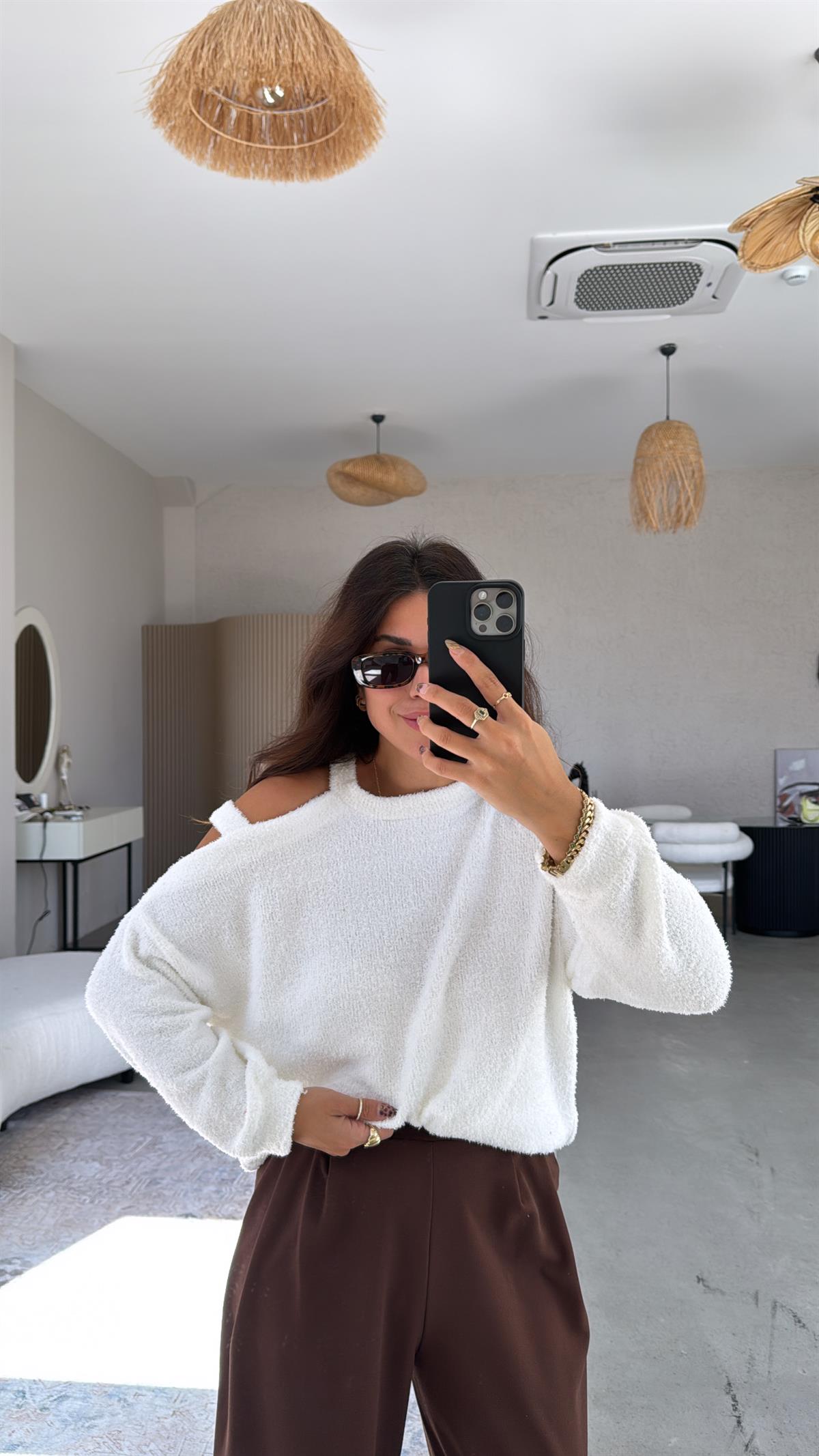 Beyaz Dokulu Omuz Detaylı Triko