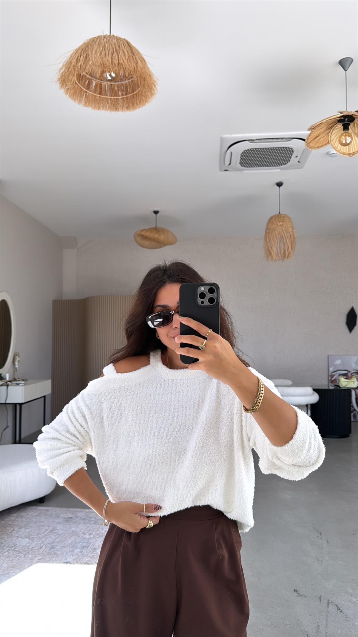 Beyaz Dokulu Omuz Detaylı Triko