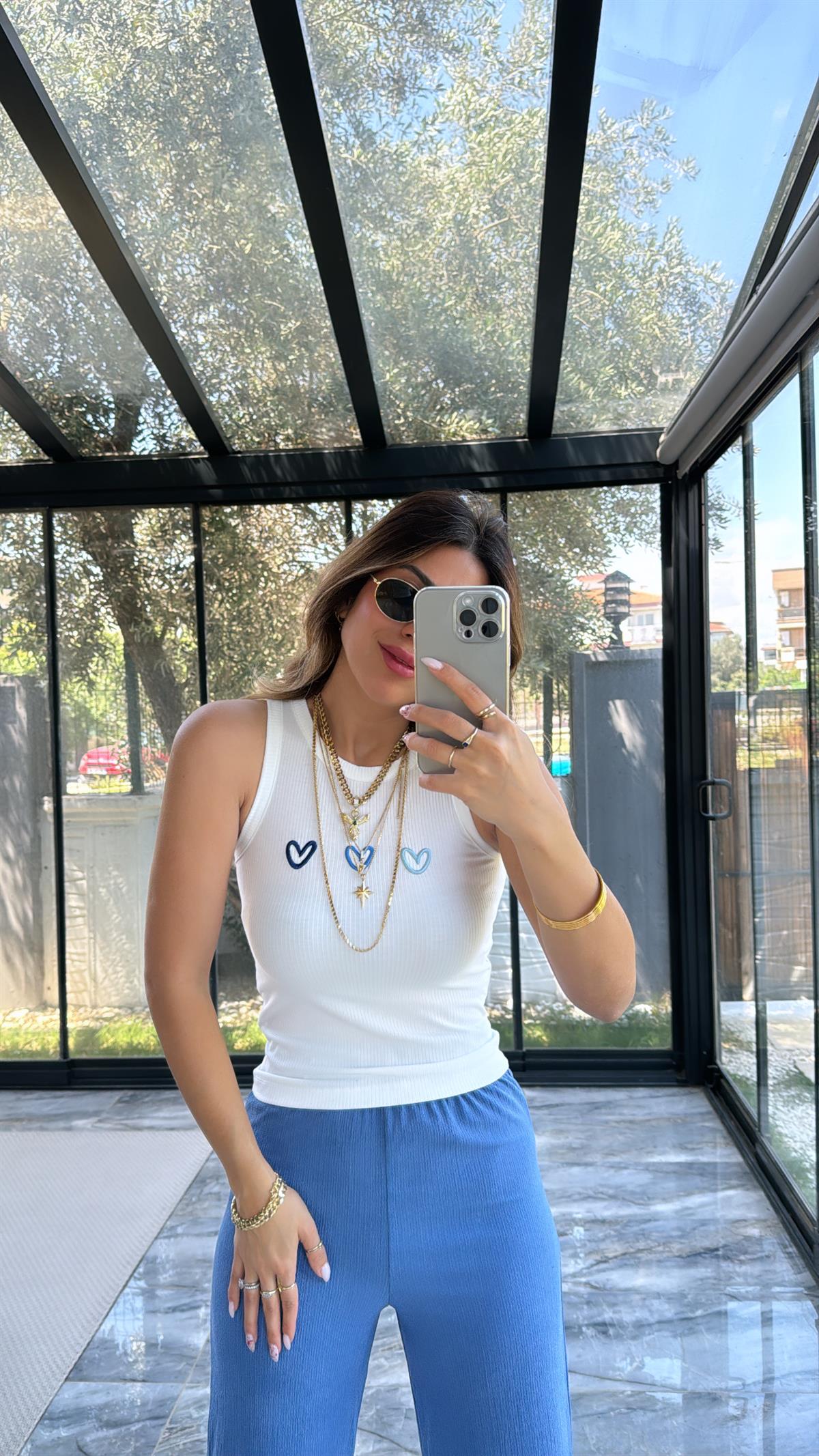 Beyaz Fitilli Kalp Nakışlı Atlet