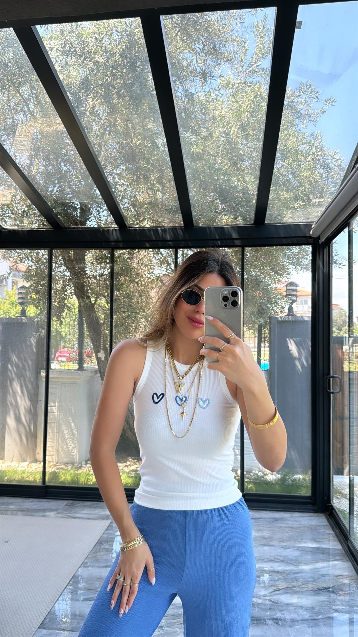 Beyaz Fitilli Kalp Nakışlı Atlet