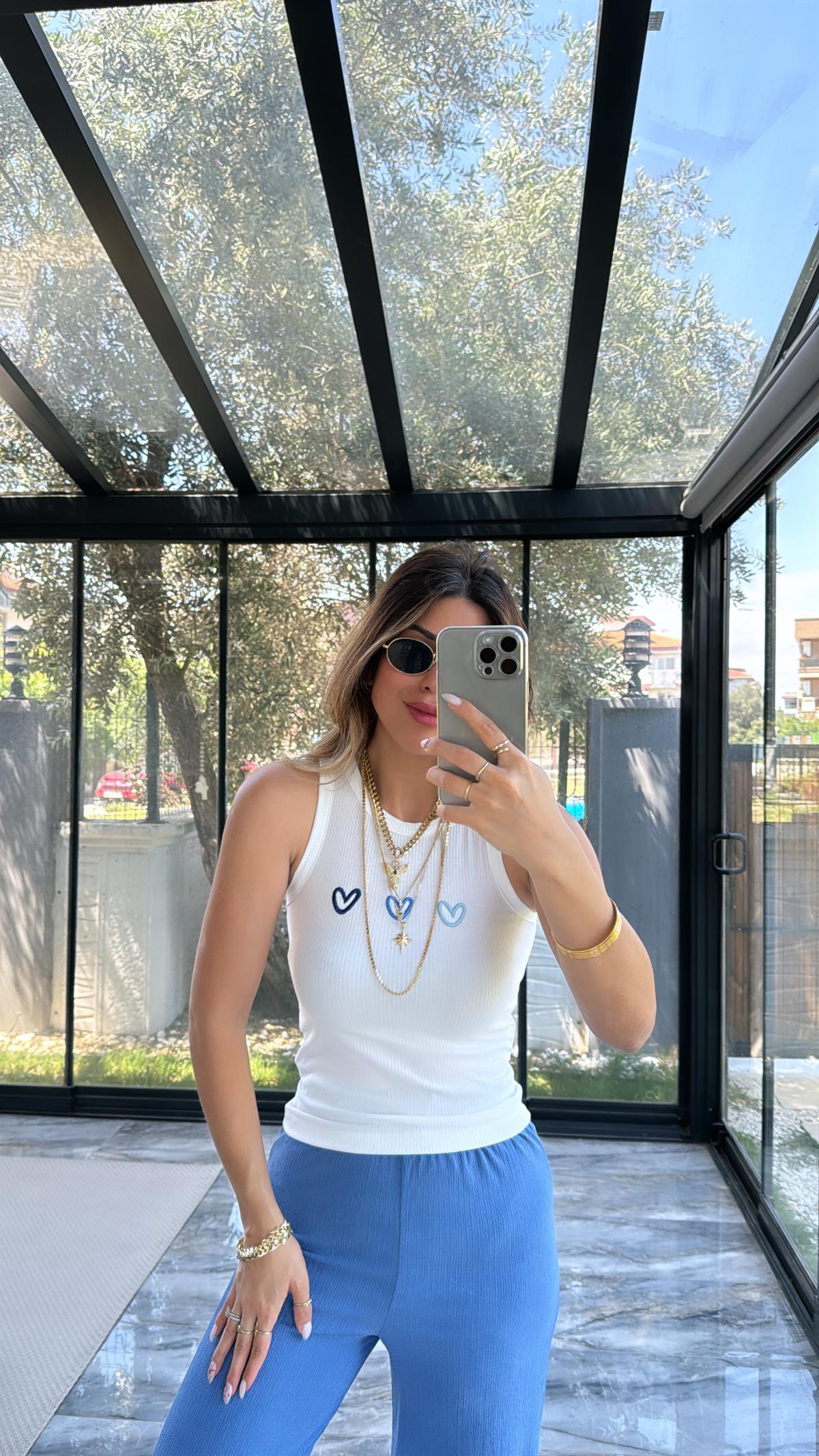 Beyaz Fitilli Kalp Nakışlı Atlet