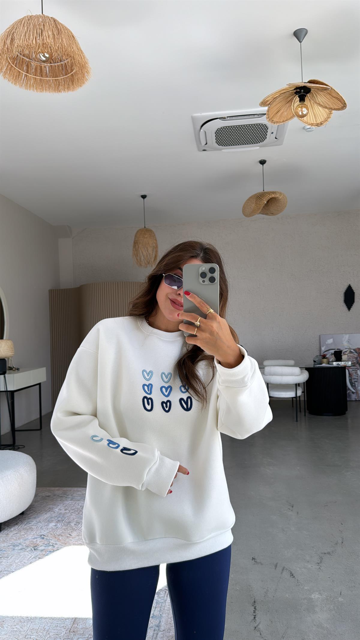 Beyaz Kalp Nakışlı Şardonlu Sweatshirt
