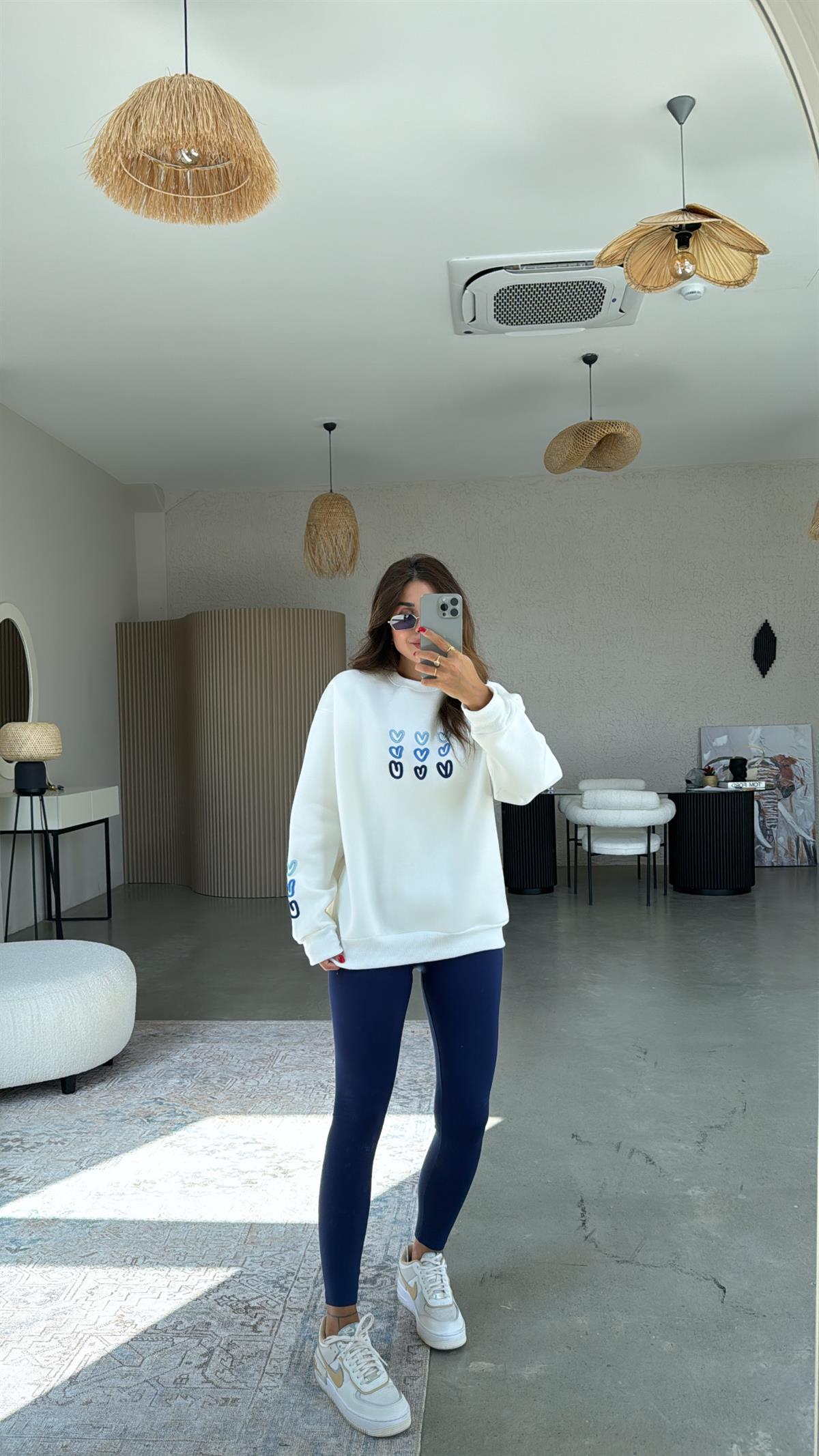 Beyaz Kalp Nakışlı Şardonlu Sweatshirt