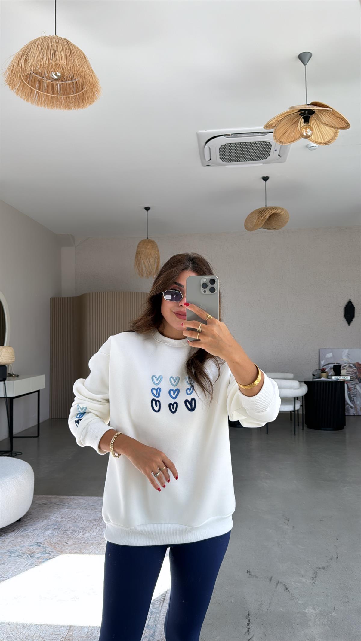 Beyaz Kalp Nakışlı Şardonlu Sweatshirt