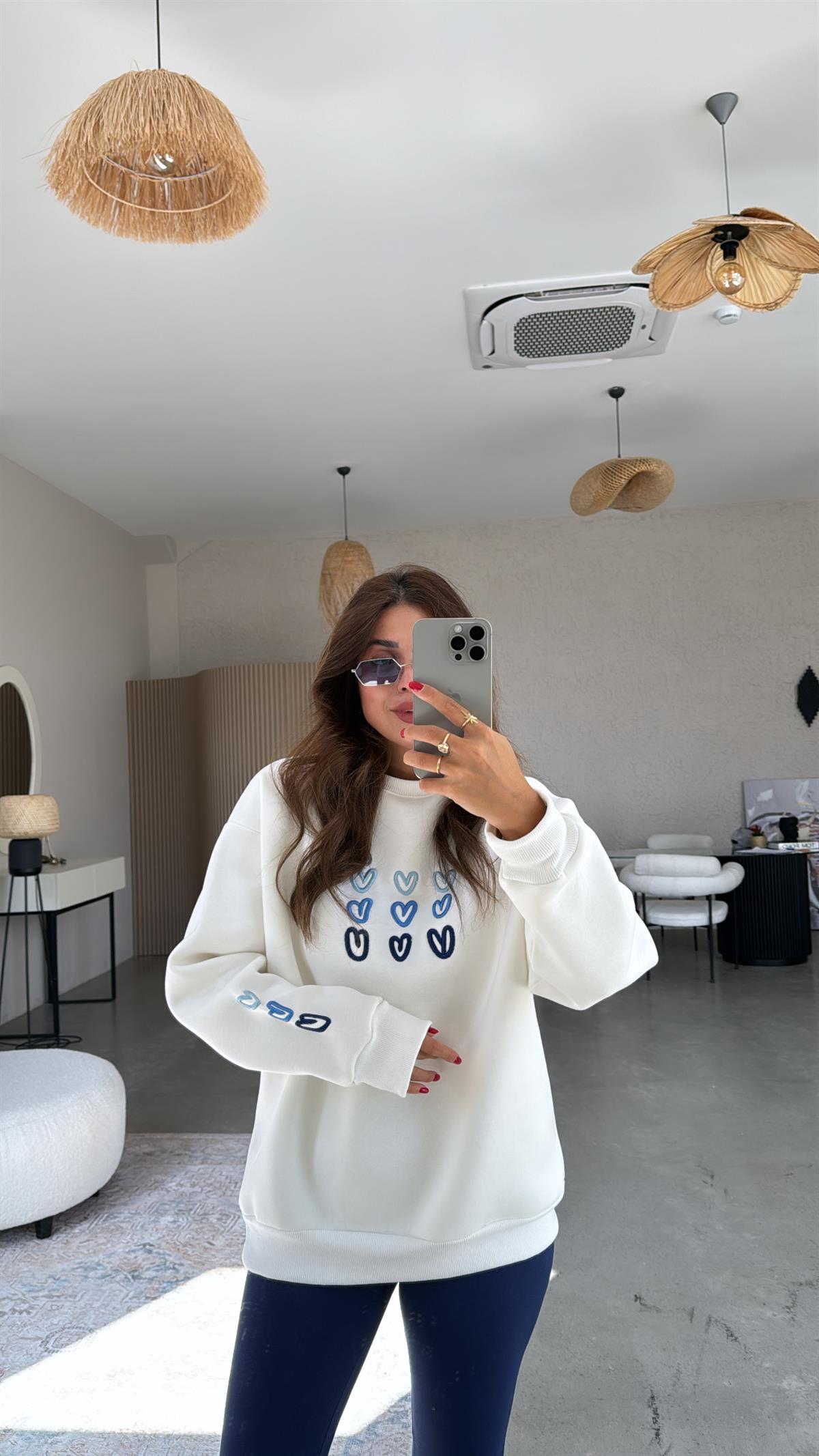 Beyaz Kalp Nakışlı Şardonlu Sweatshirt