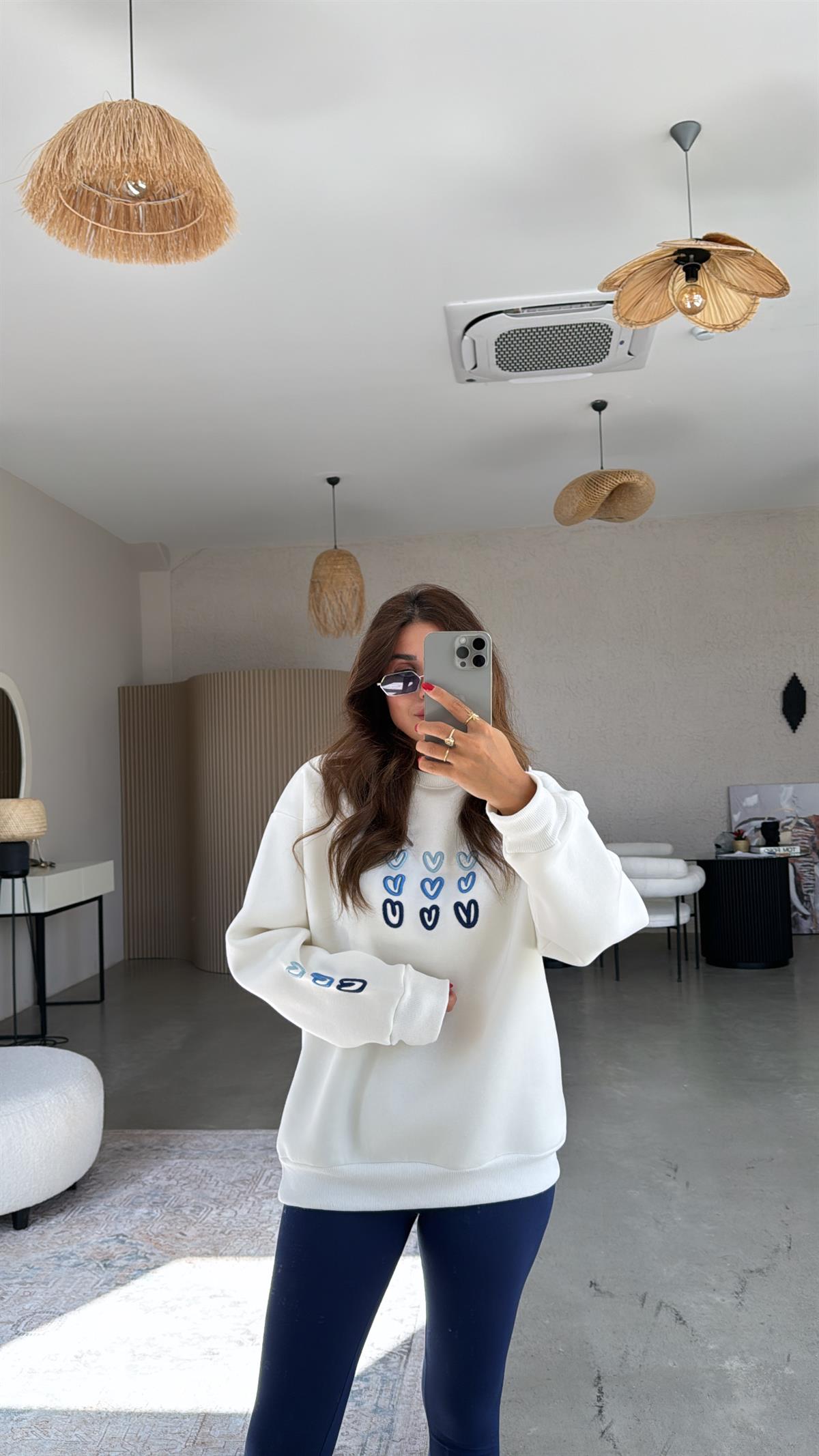Beyaz Kalp Nakışlı Şardonlu Sweatshirt