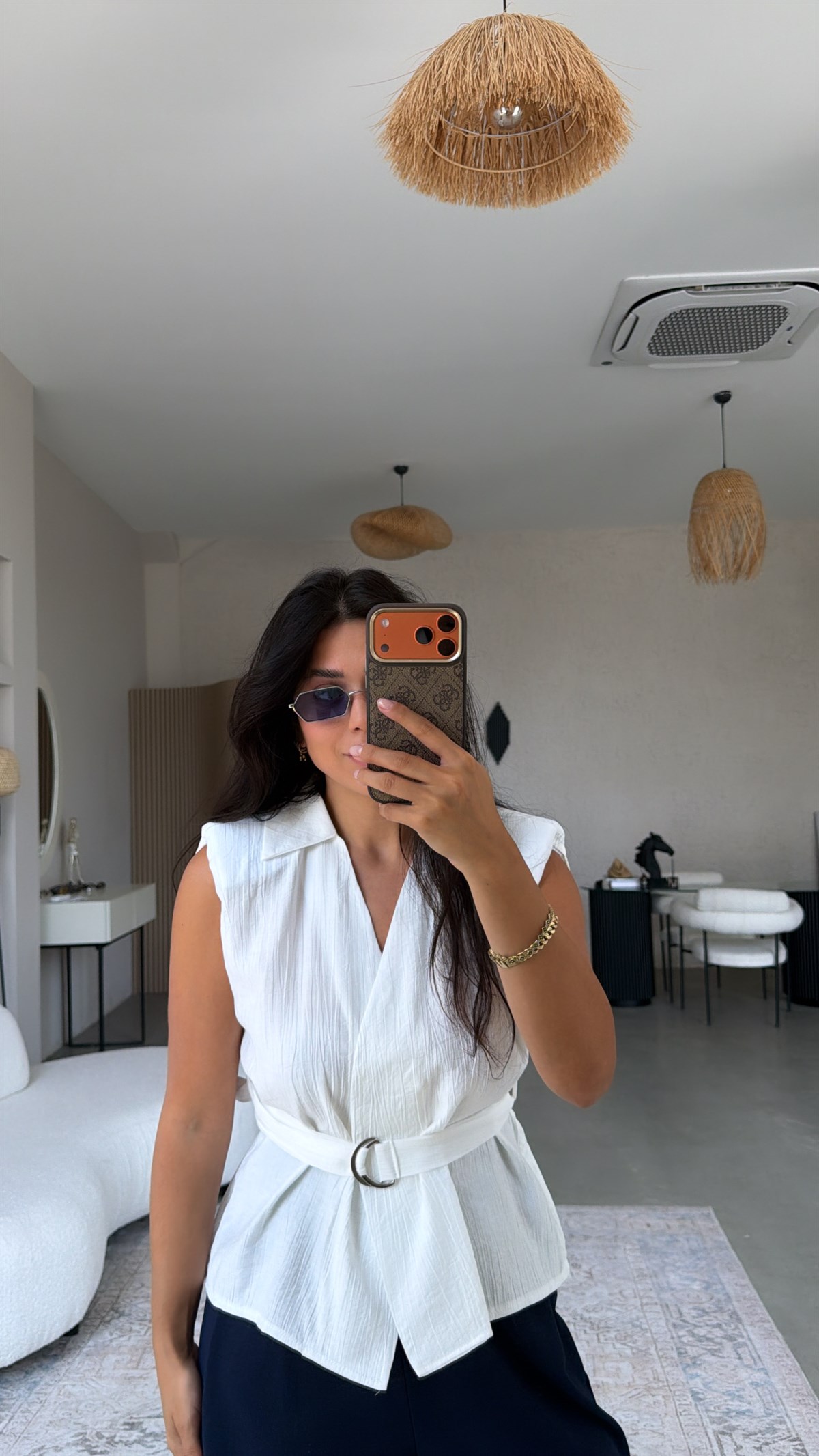 Beyaz Kemerli Vatkalı Çilek Kumaş Gömlek Bluz