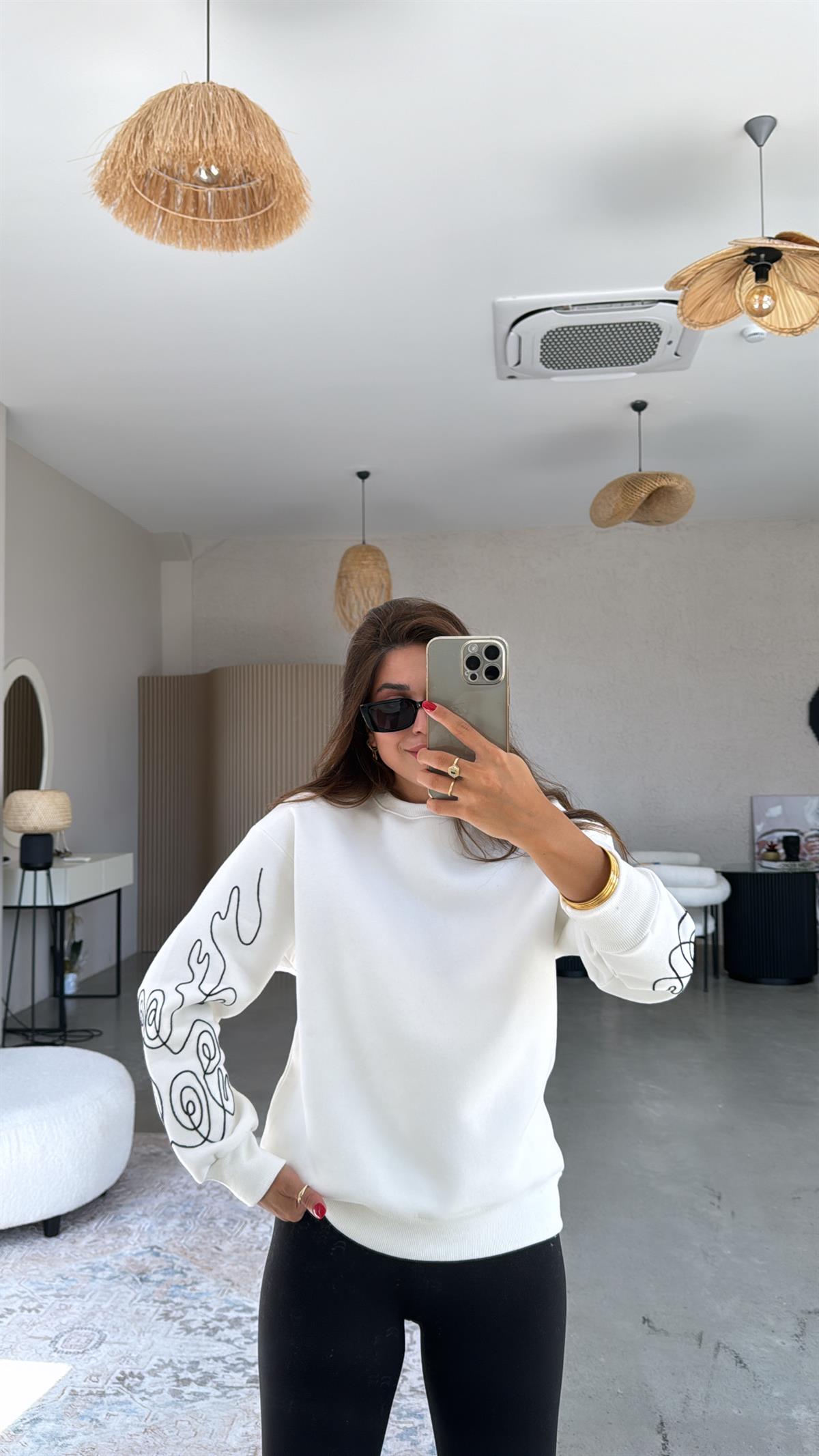 Beyaz Kolları Nakışlı Şardonlu Sweatshirt