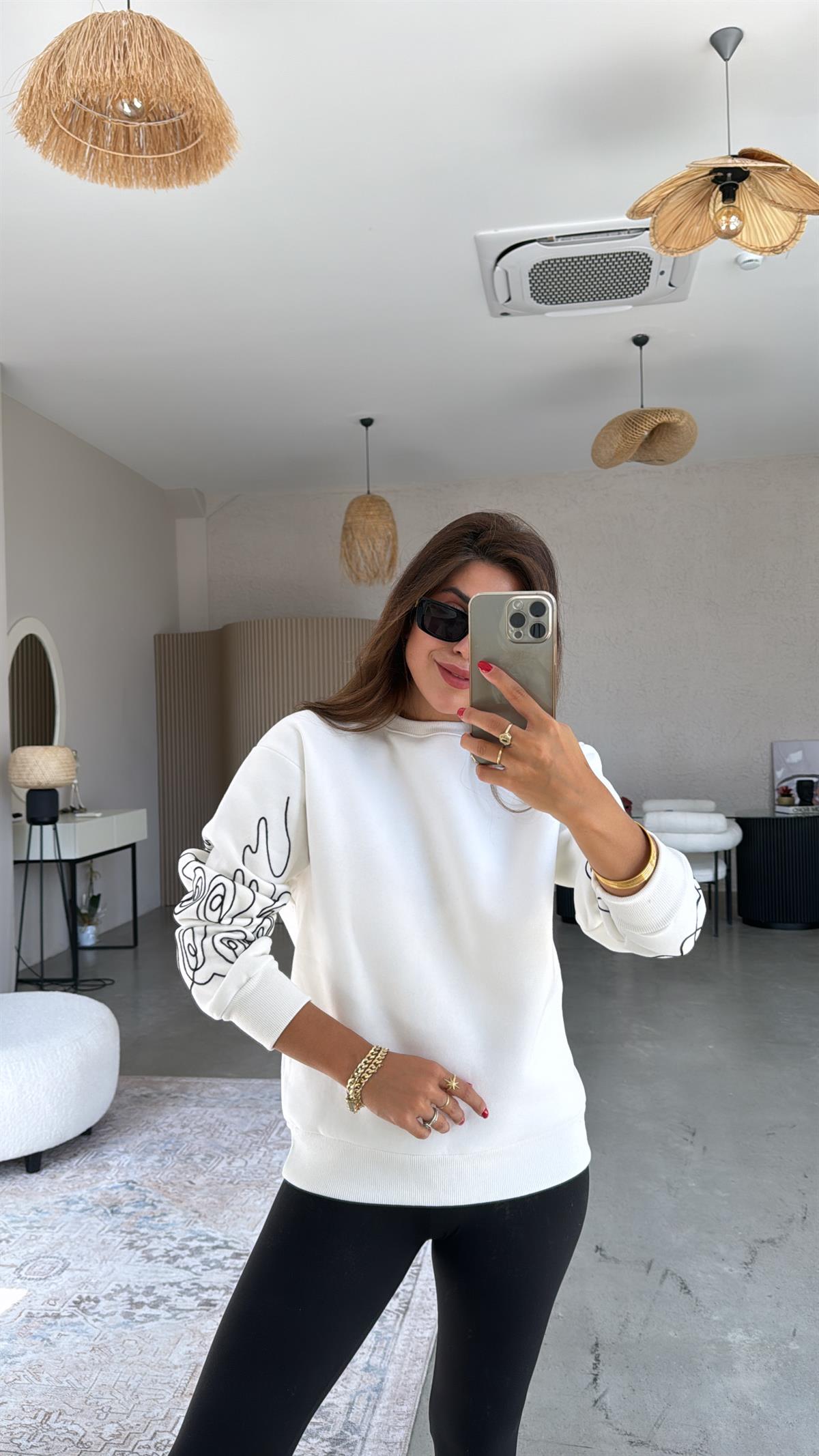 Beyaz Kolları Nakışlı Şardonlu Sweatshirt