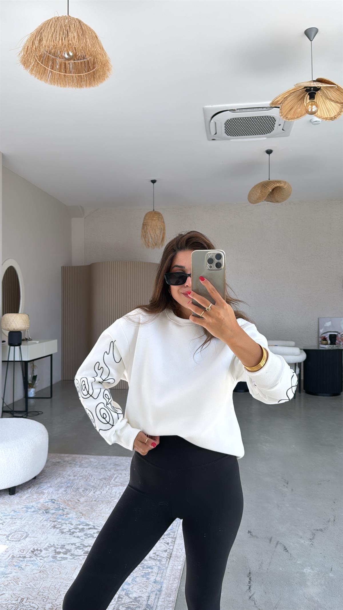 Beyaz Kolları Nakışlı Şardonlu Sweatshirt