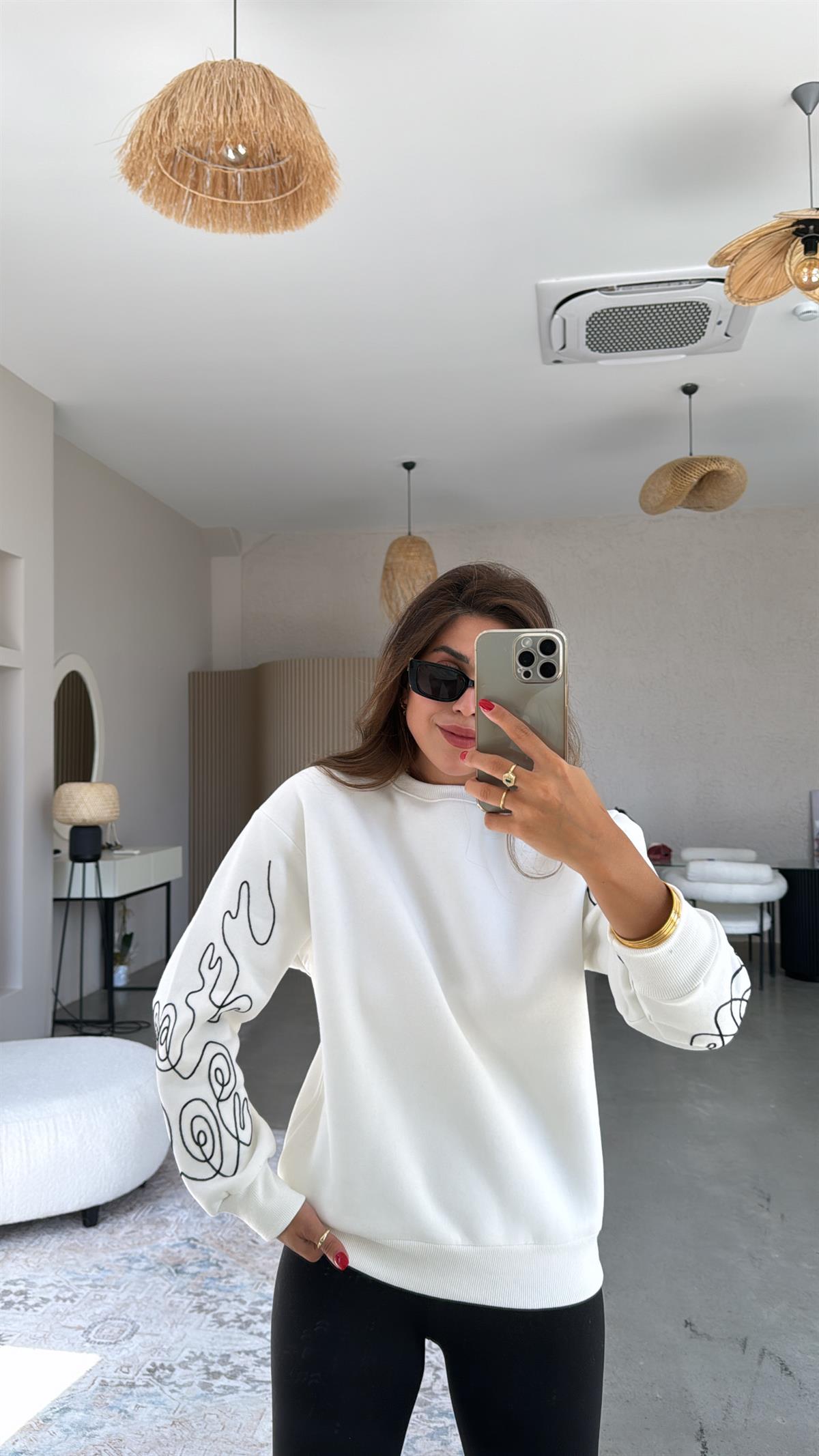 Beyaz Kolları Nakışlı Şardonlu Sweatshirt