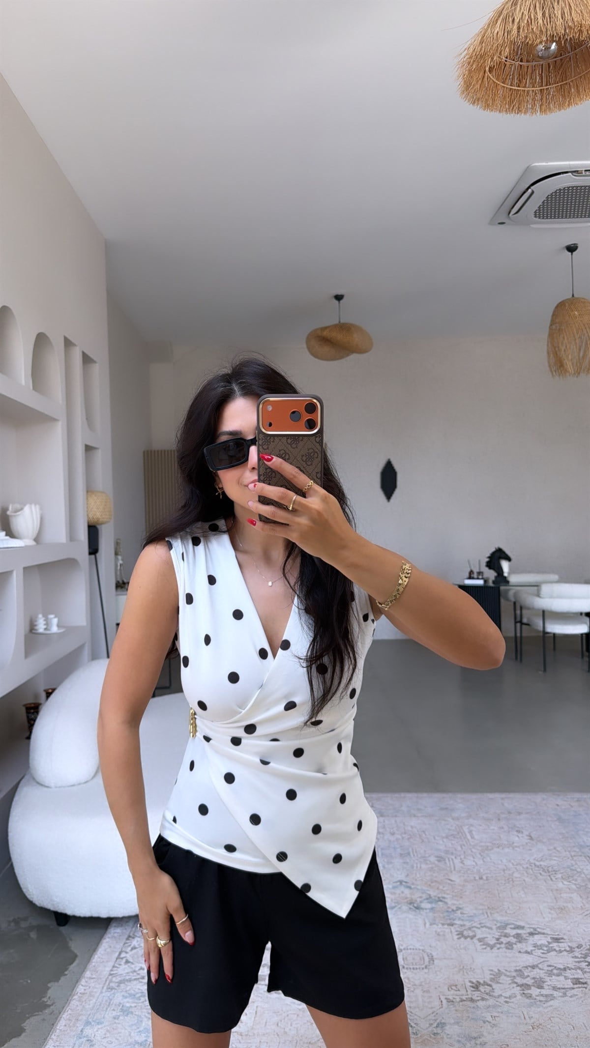 Beyaz Kruvaze Aksesuarlı Puantiyeli Bluz