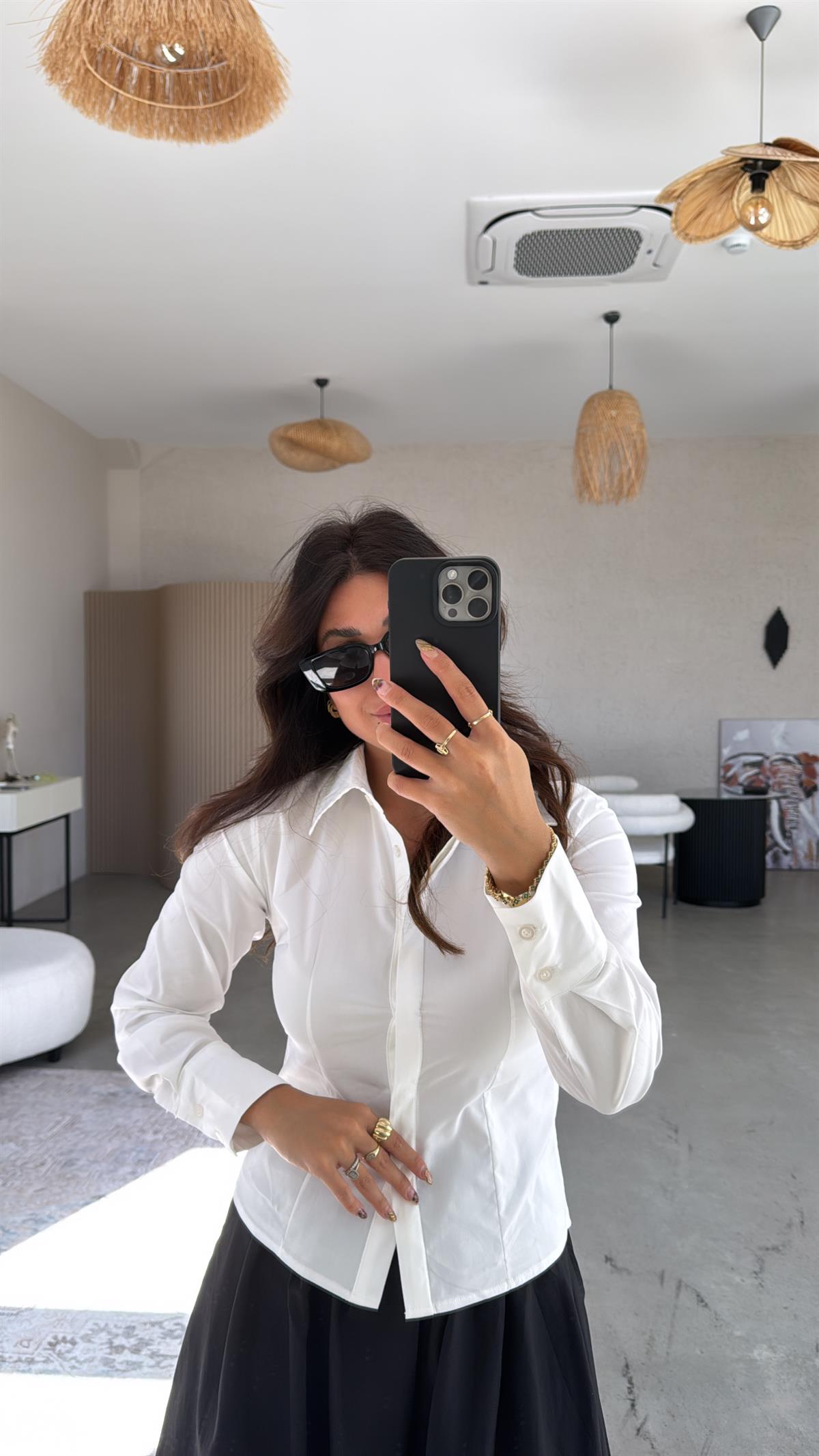 Beyaz Likralı Oturan Patlı Gömlek