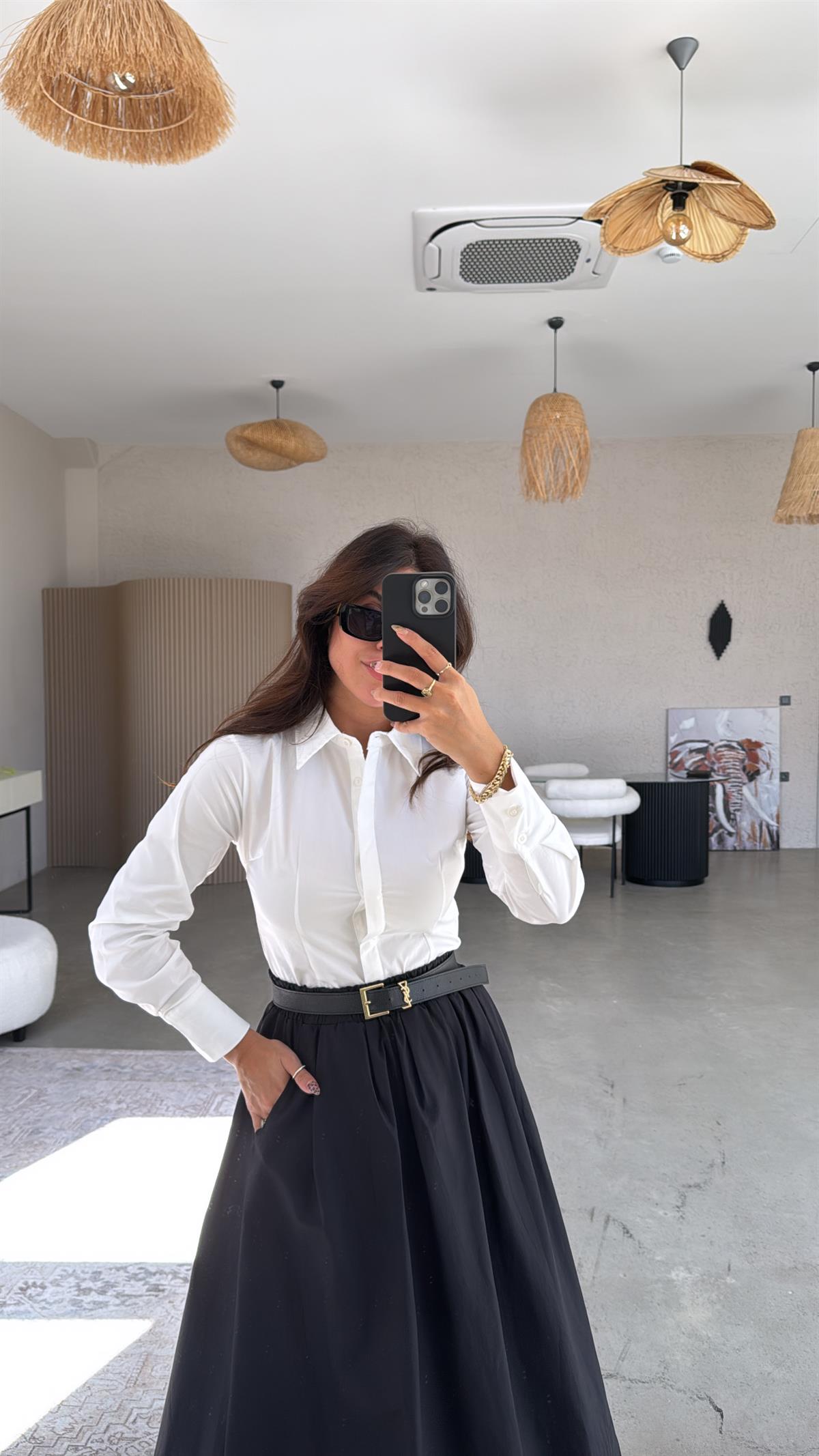 Beyaz Likralı Oturan Patlı Gömlek