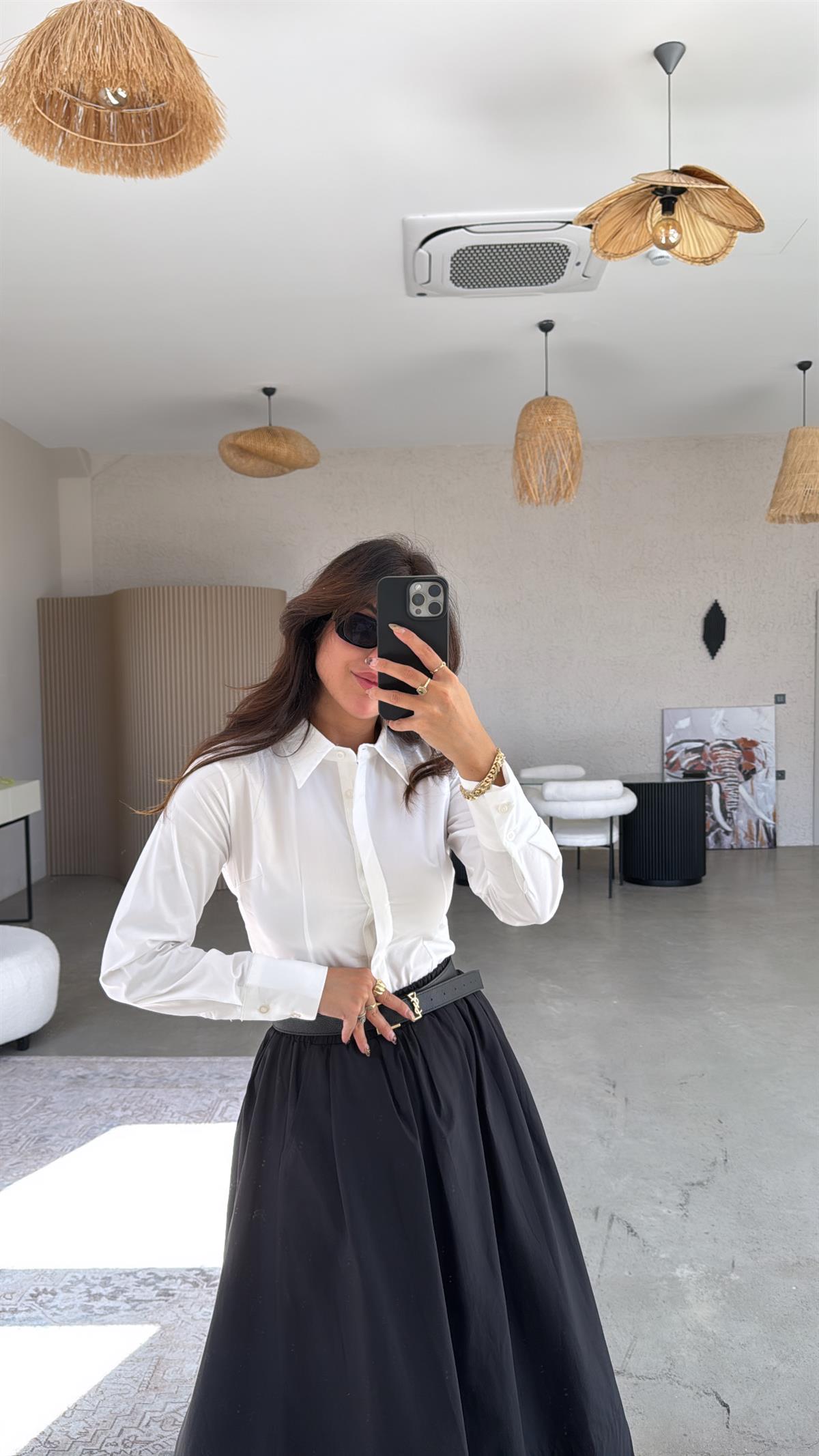 Beyaz Likralı Oturan Patlı Gömlek