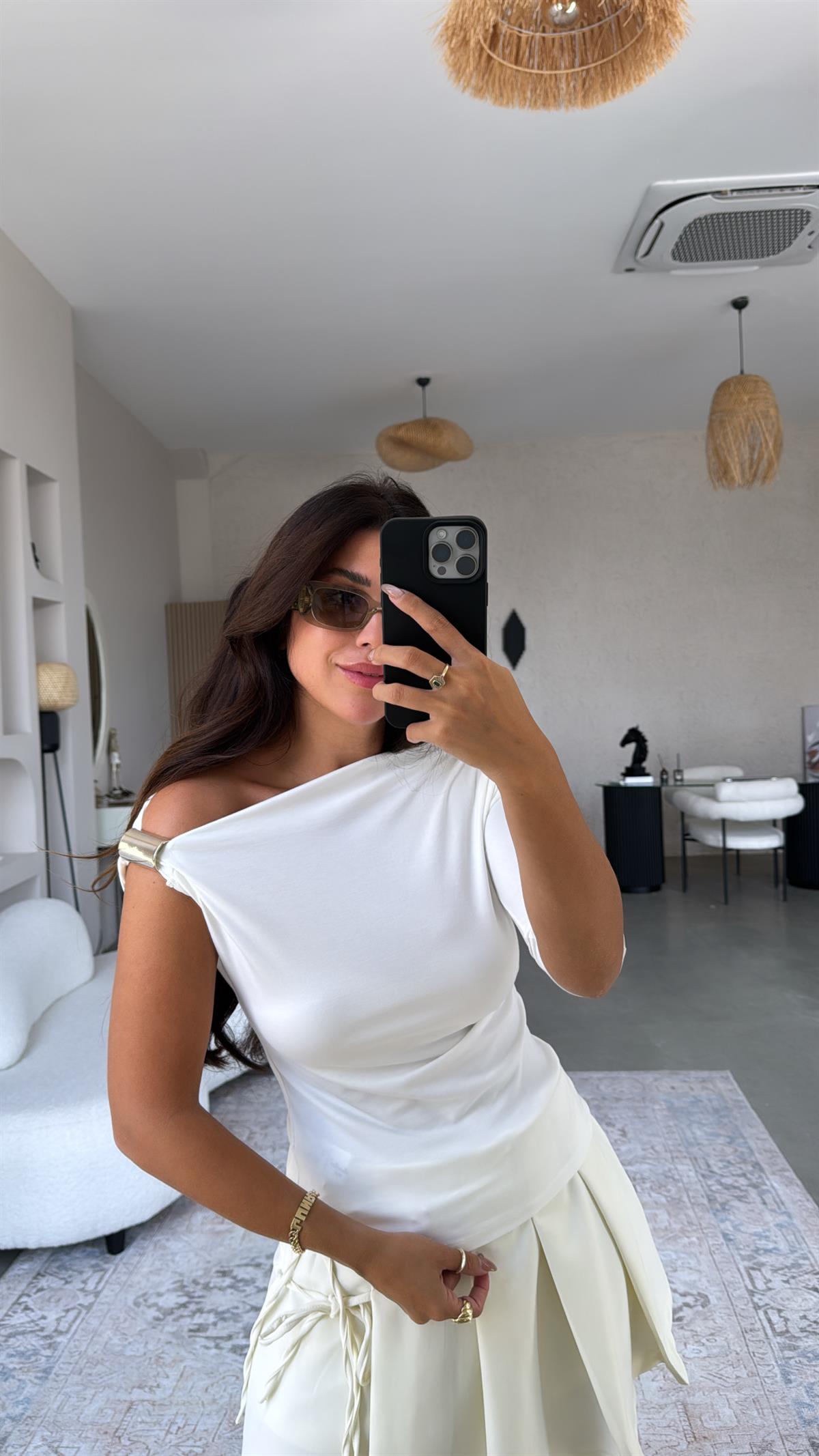 Beyaz Omuz Aksesuarlı Bluz