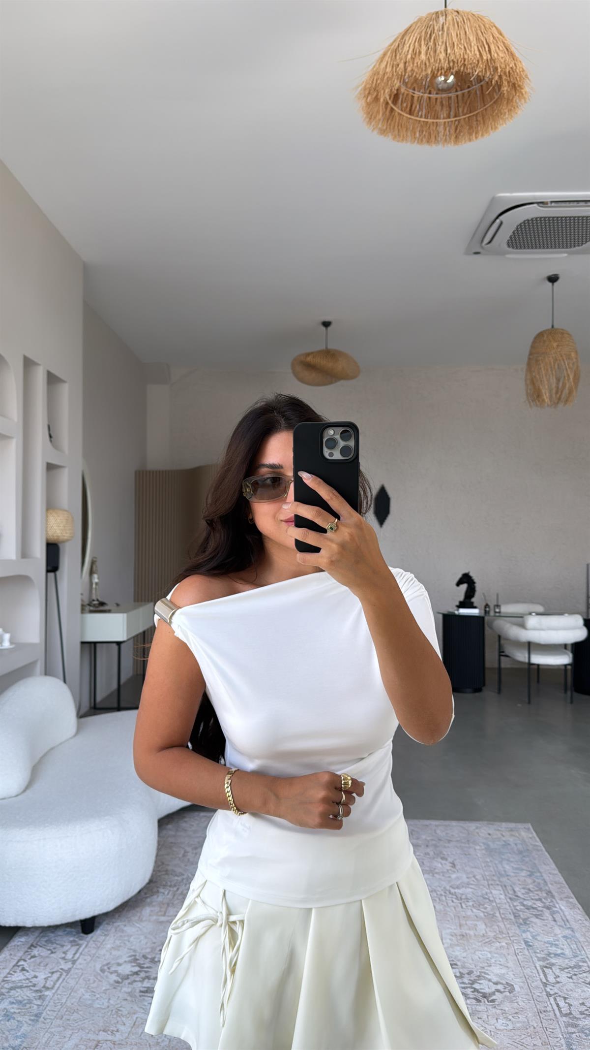 Beyaz Omuz Aksesuarlı Bluz