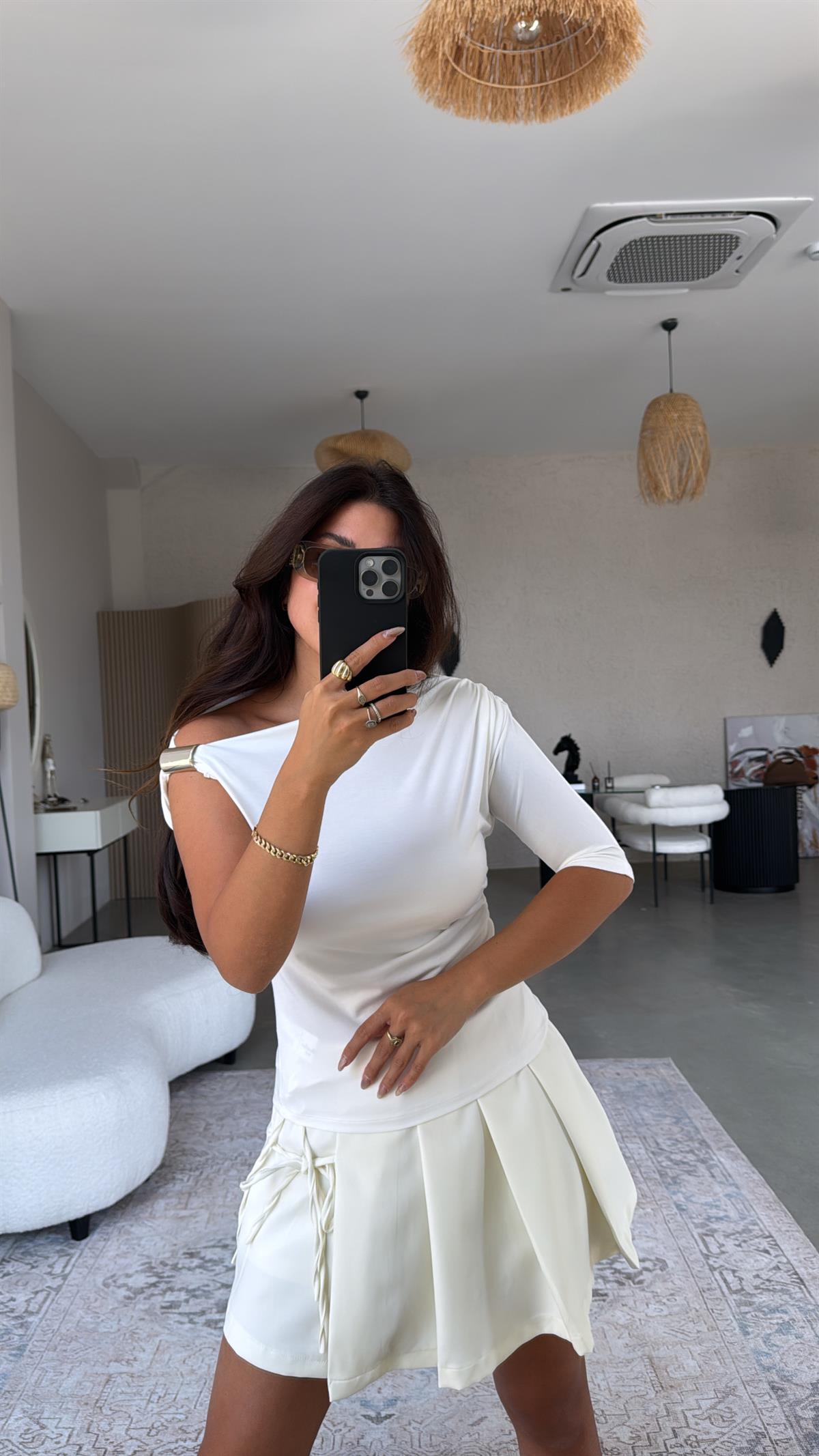 Beyaz Omuz Aksesuarlı Bluz