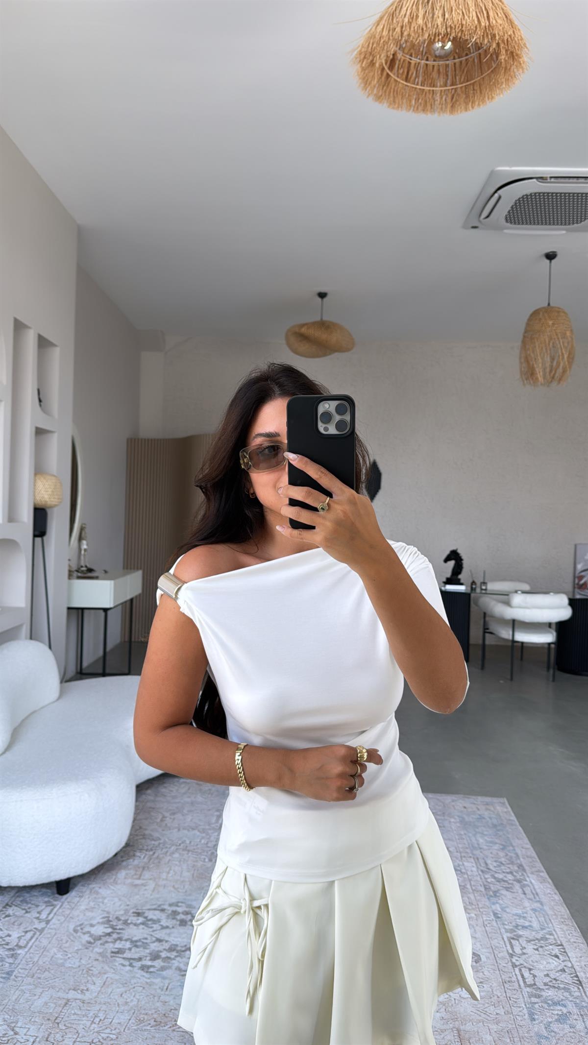 Beyaz Omuz Aksesuarlı Bluz