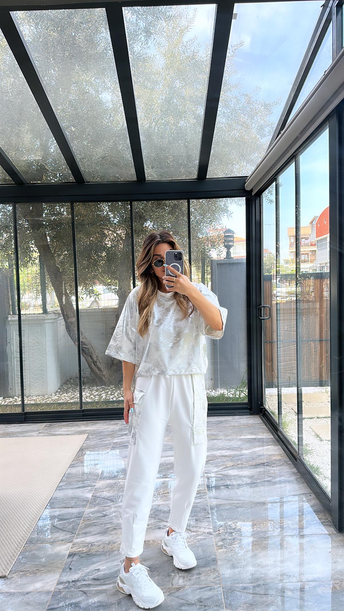 Beyaz Parlak Detaylı Takım