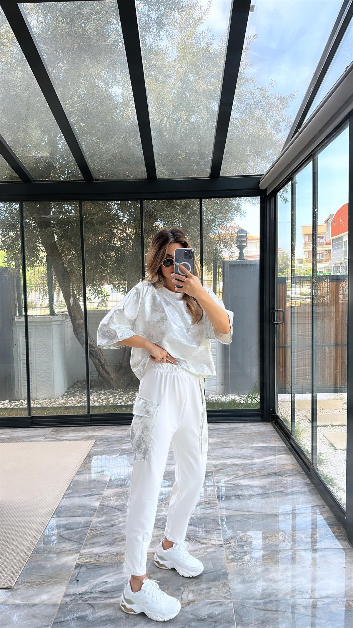 Beyaz Parlak Detaylı Takım