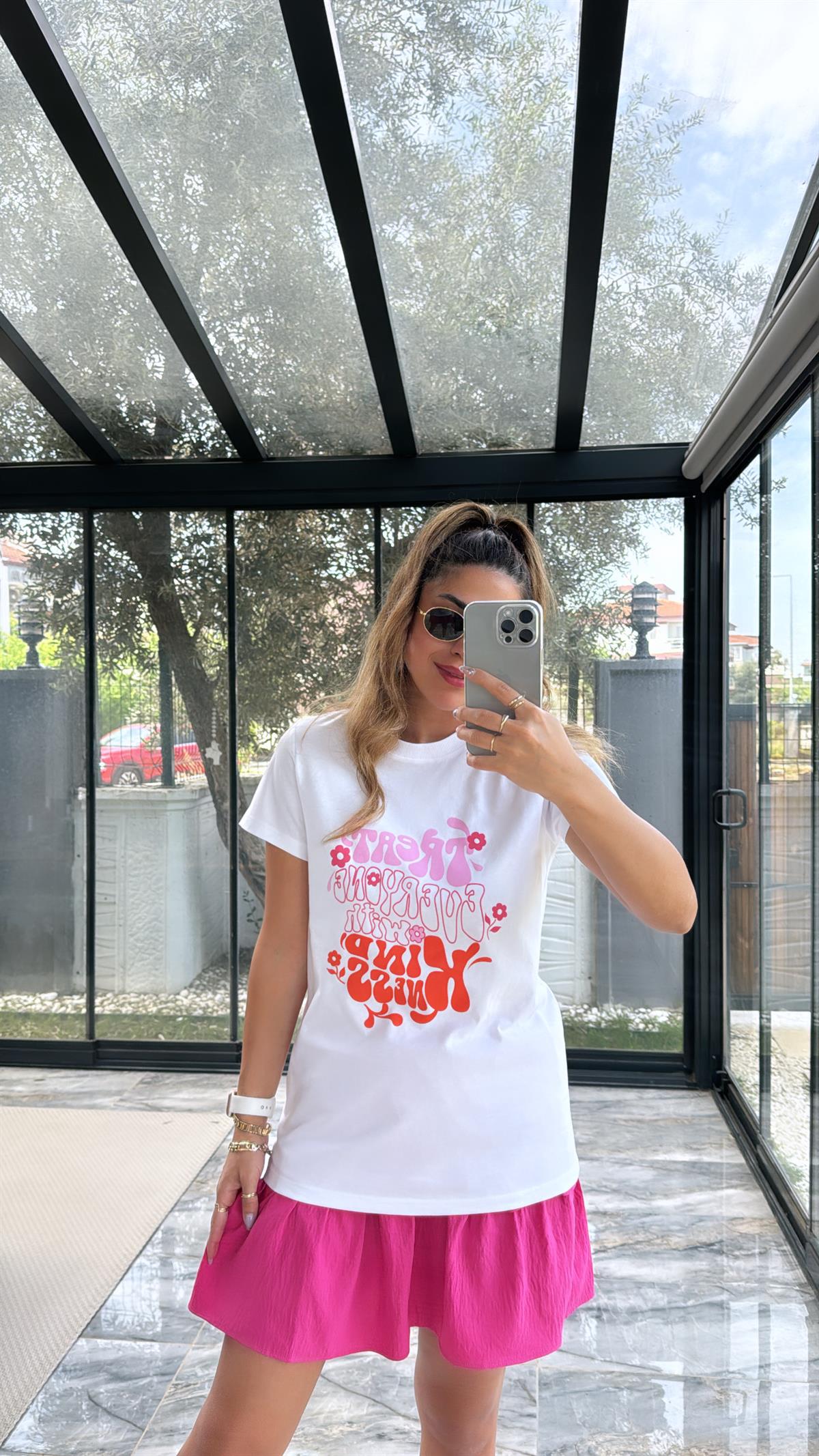 Beyaz Pembe Yazı ve Çiçek Baskılı Tshirt
