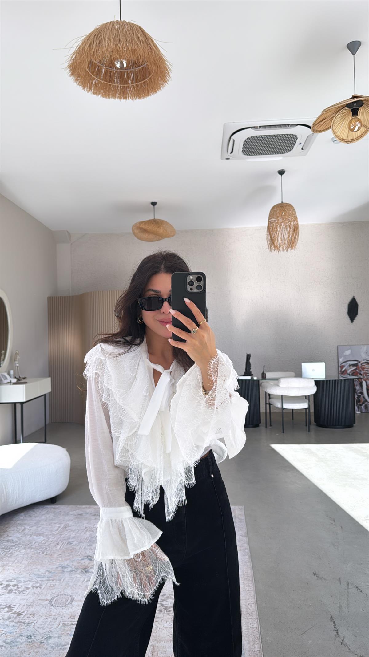 Beyaz Romantik Fırfır Dantel Bluz