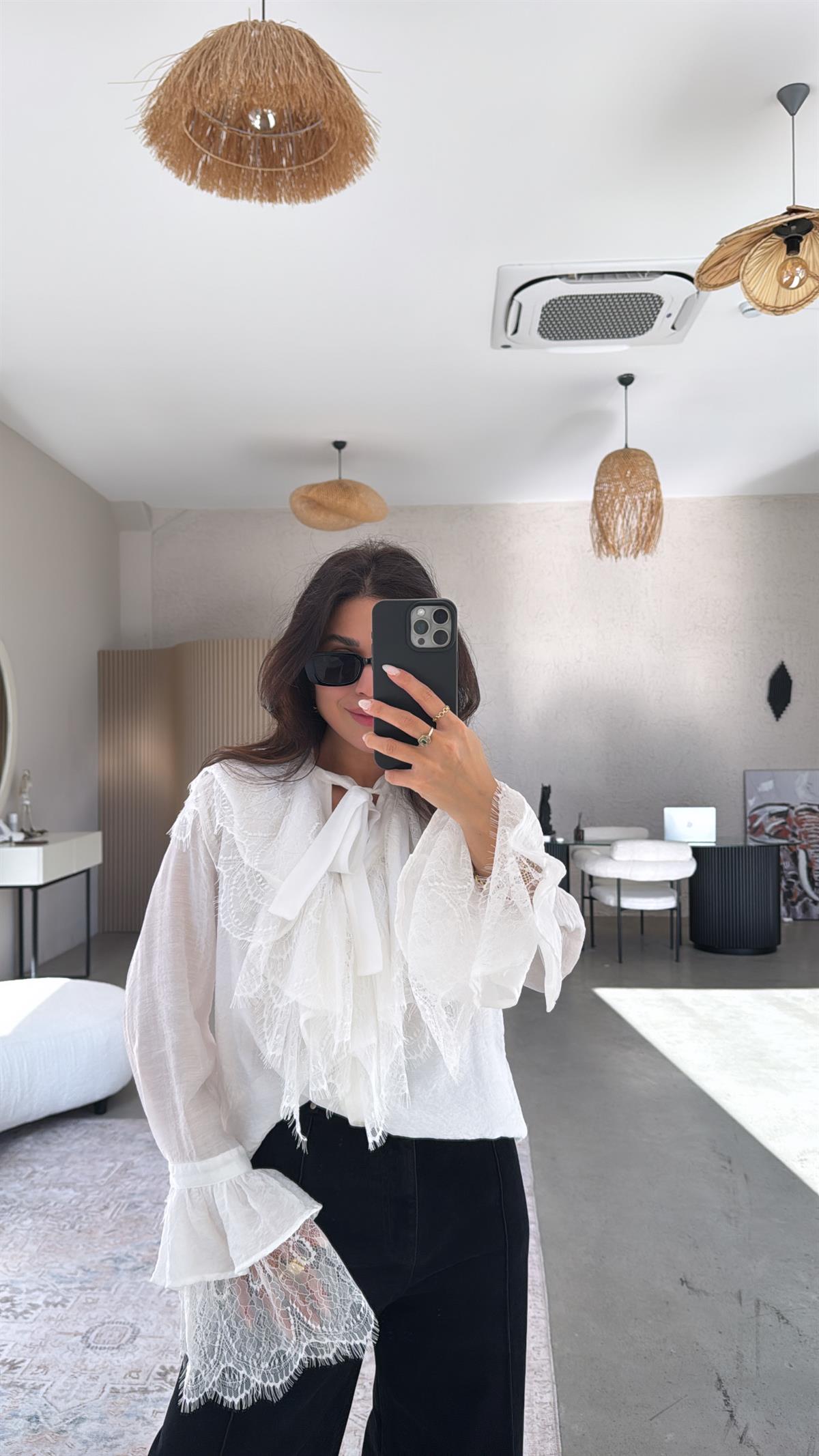 Beyaz Romantik Fırfır Dantel Bluz