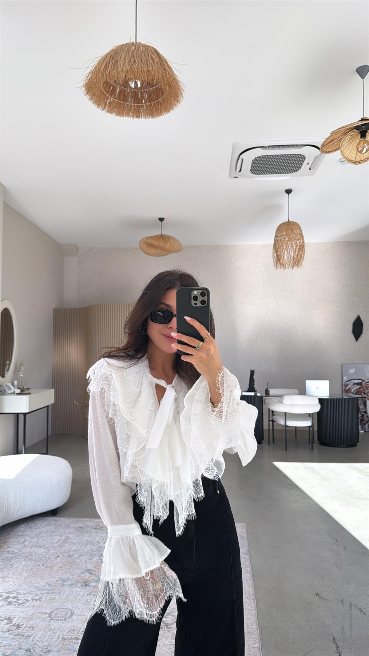 Beyaz Romantik Fırfır Dantel Bluz