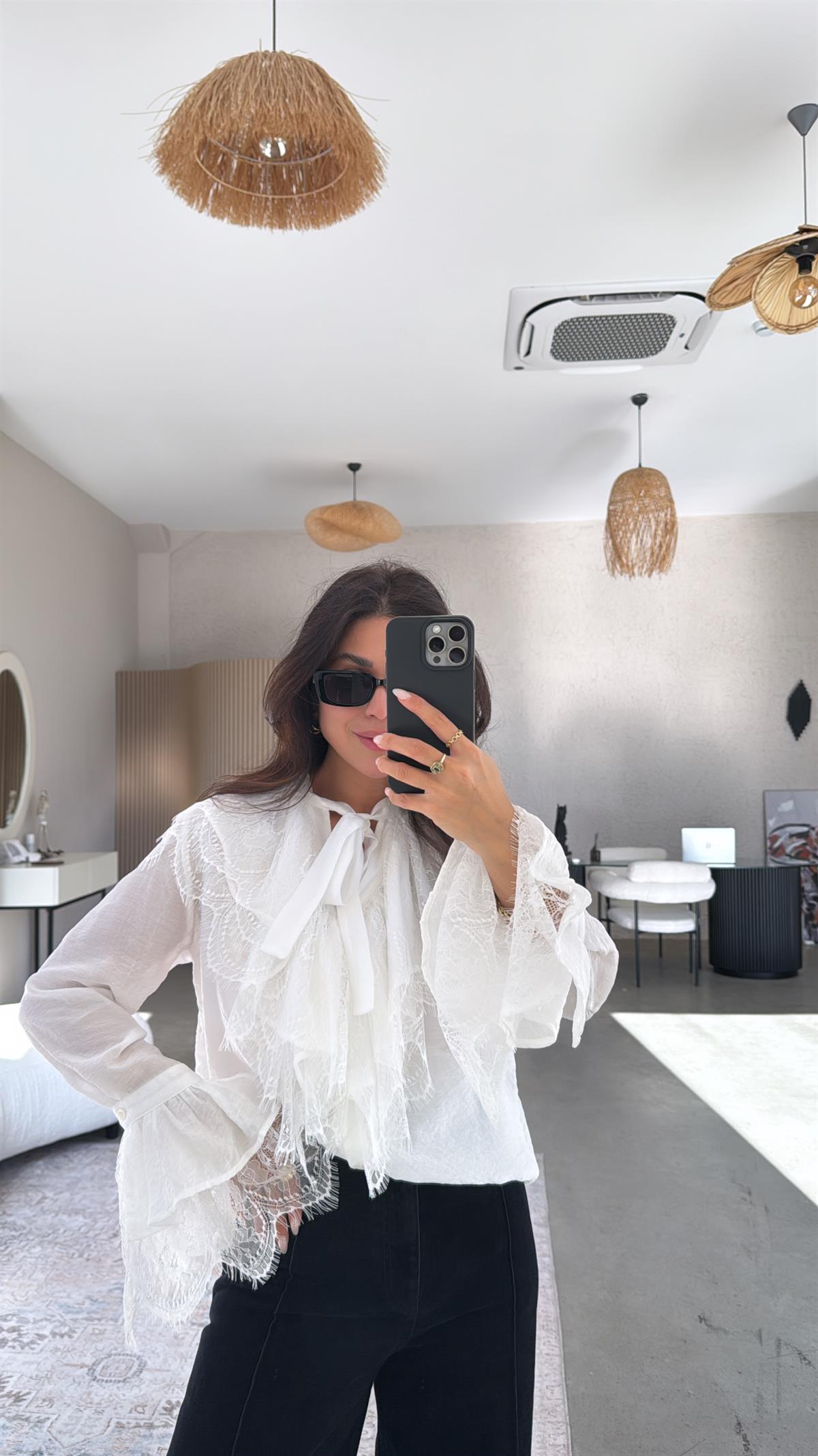 Beyaz Romantik Fırfır Dantel Bluz