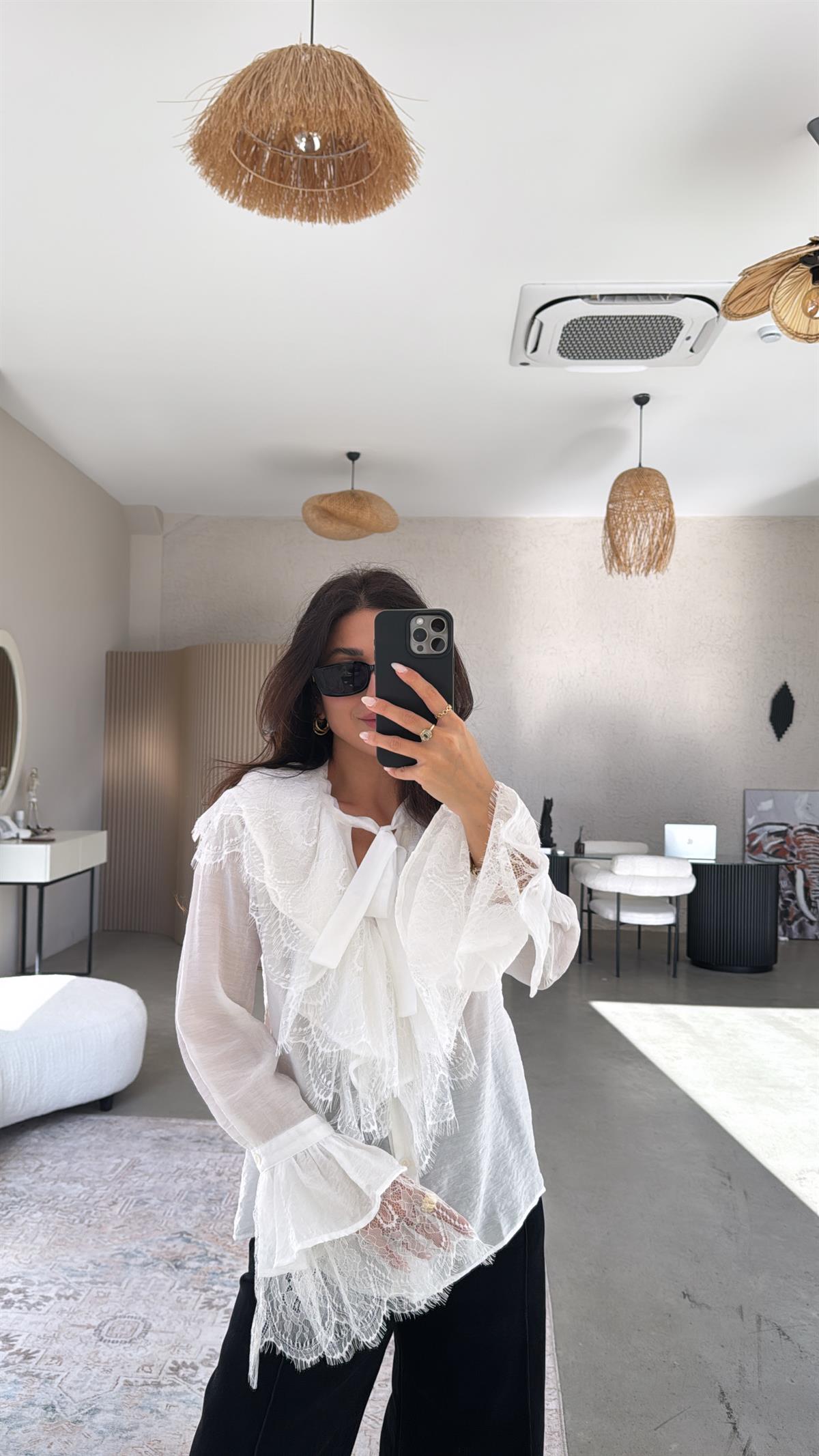 Beyaz Romantik Fırfır Dantel Bluz