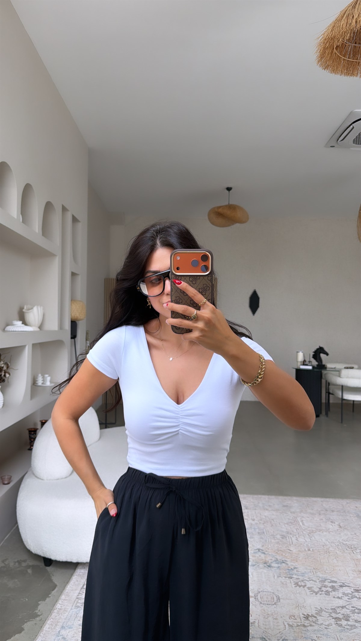 Beyaz V Yakası Büzgülü Crop Pamuk Tshirt