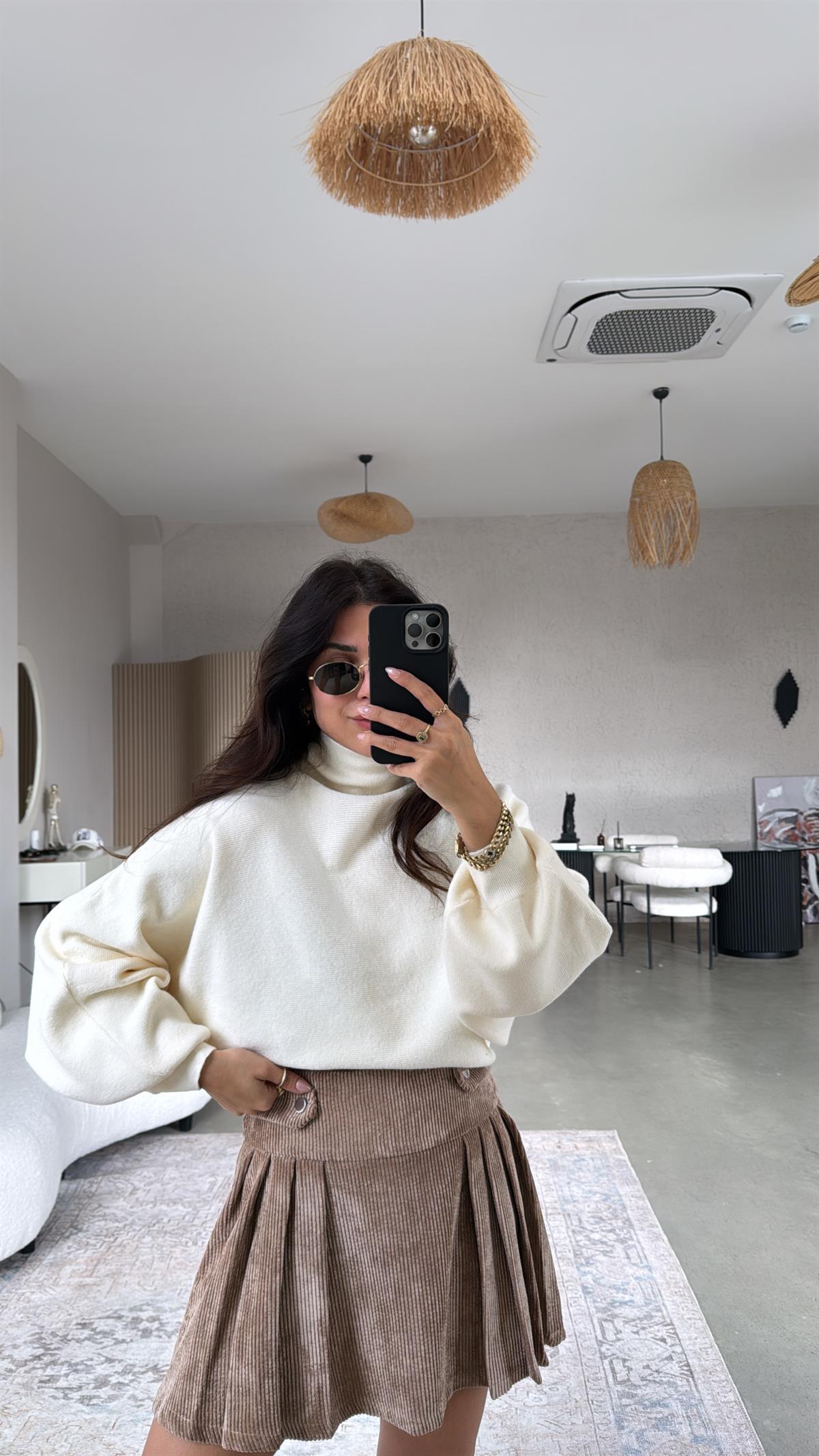 Ekru Boğazlı Dlv Yumuşak Triko Kazak