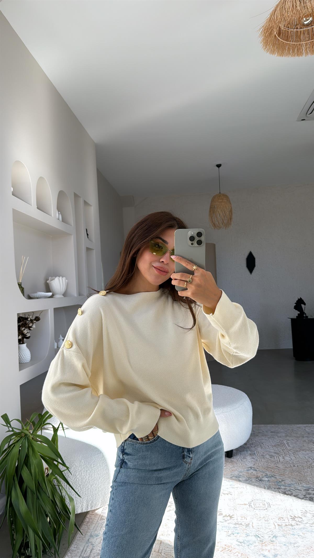 Ekru Omzu Gold Düğme Detaylı Triko