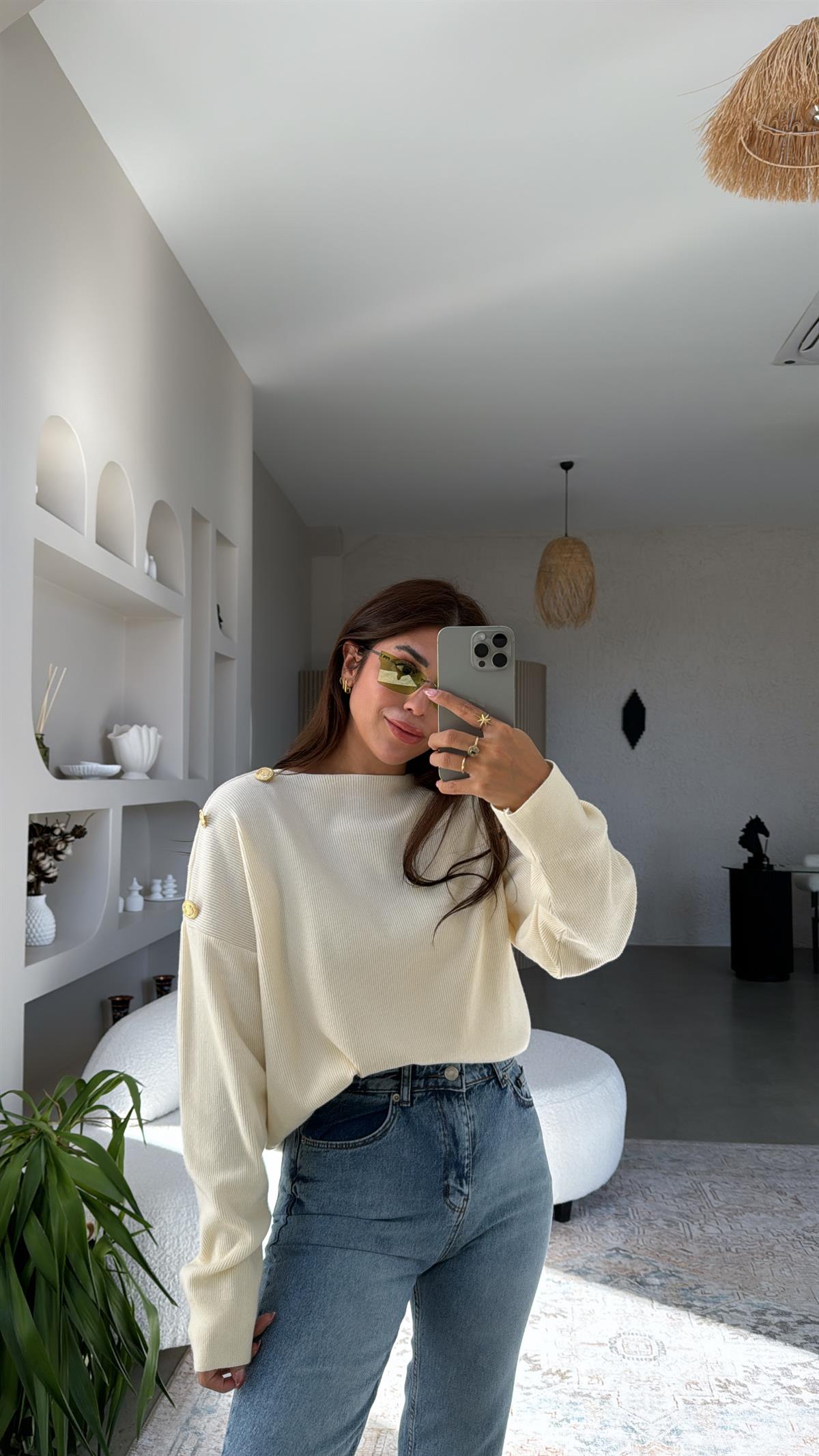 Ekru Omzu Gold Düğme Detaylı Triko