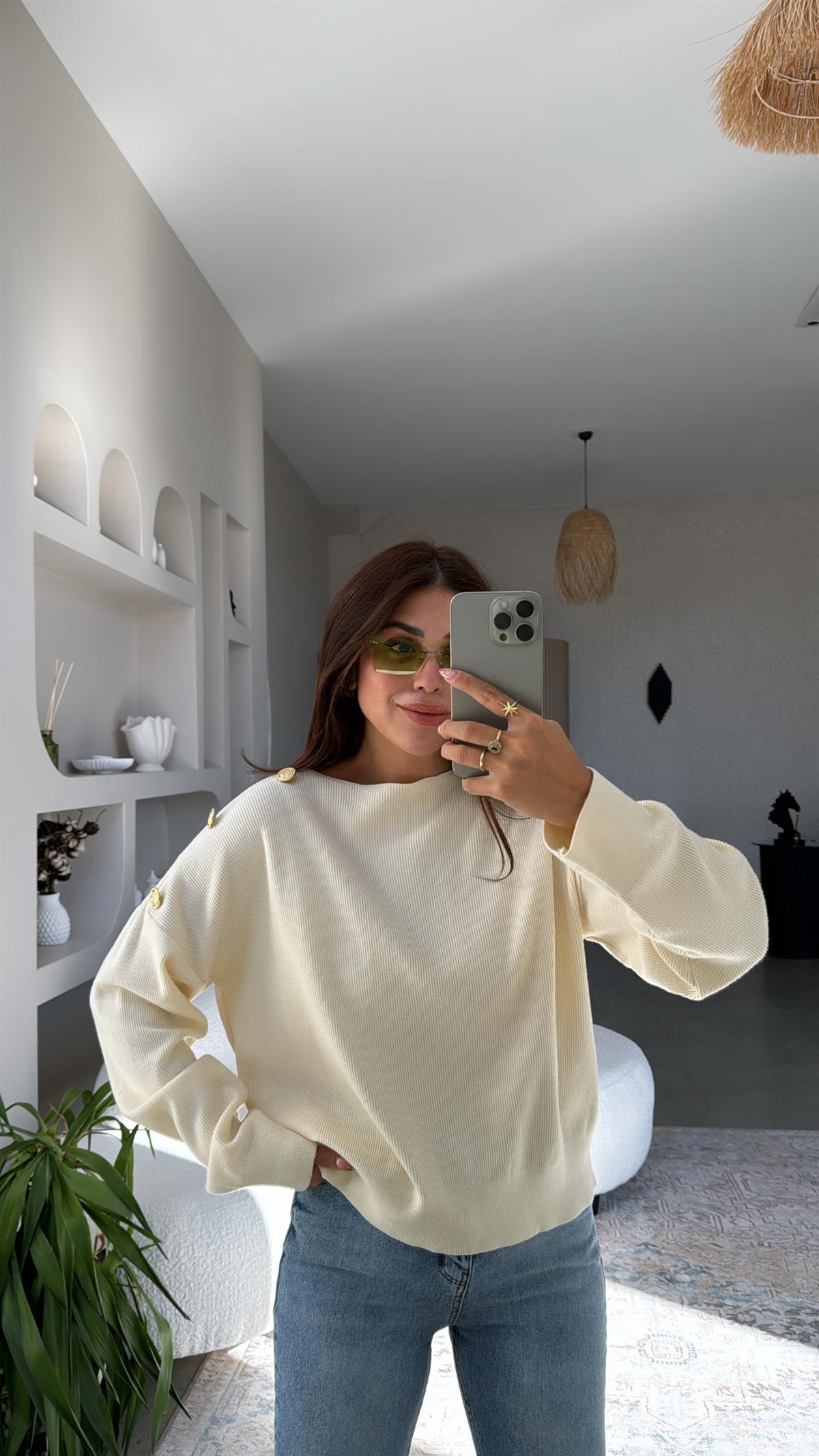 Ekru Omzu Gold Düğme Detaylı Triko