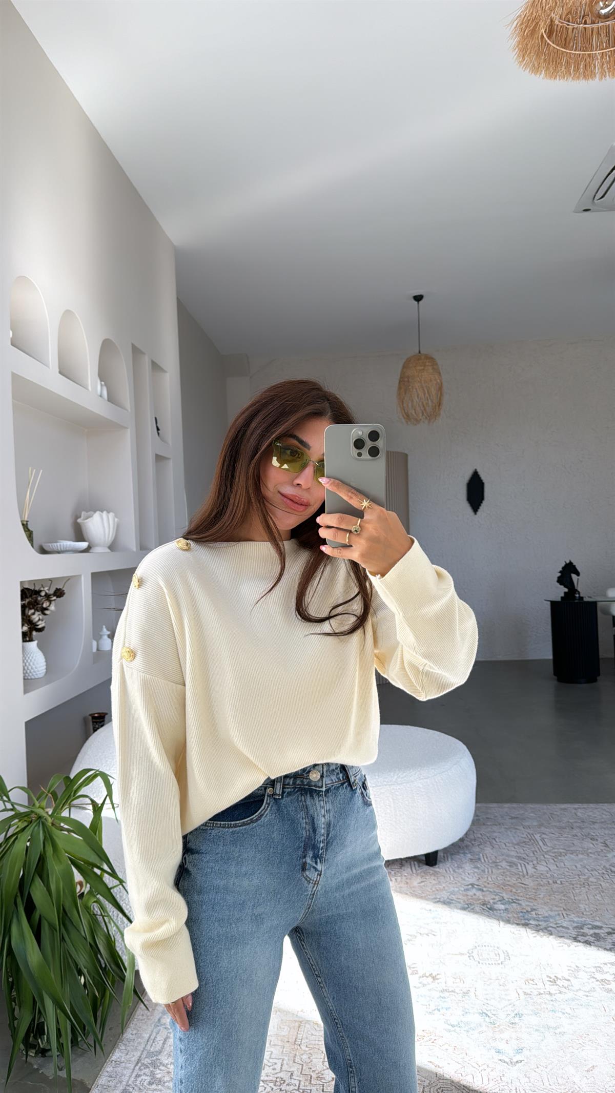 Ekru Omzu Gold Düğme Detaylı Triko