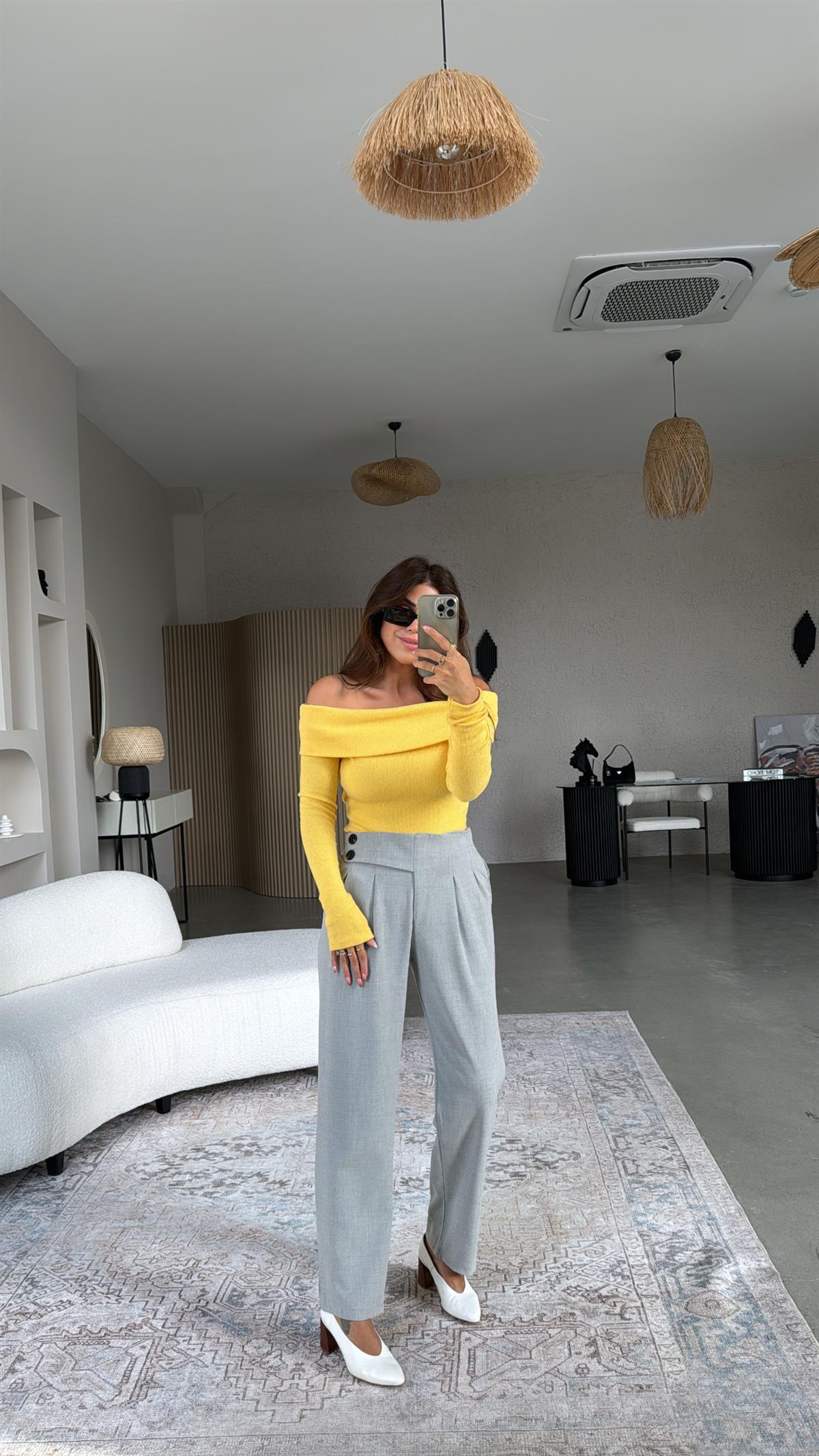 Gri Beli Düğme Detaylı Kumaş Pantolon