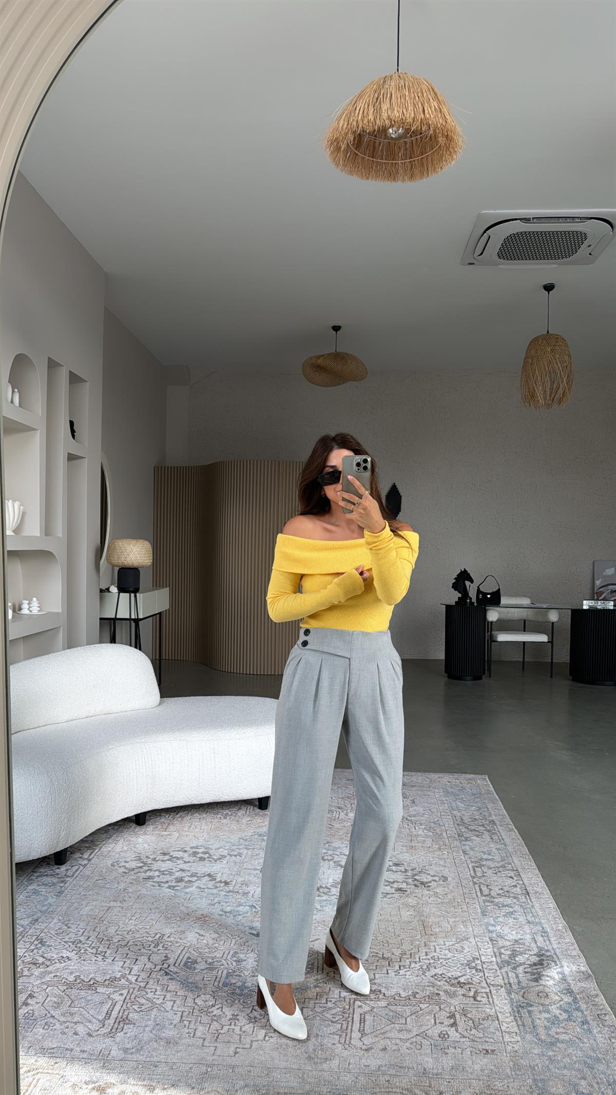 Gri Beli Düğme Detaylı Kumaş Pantolon